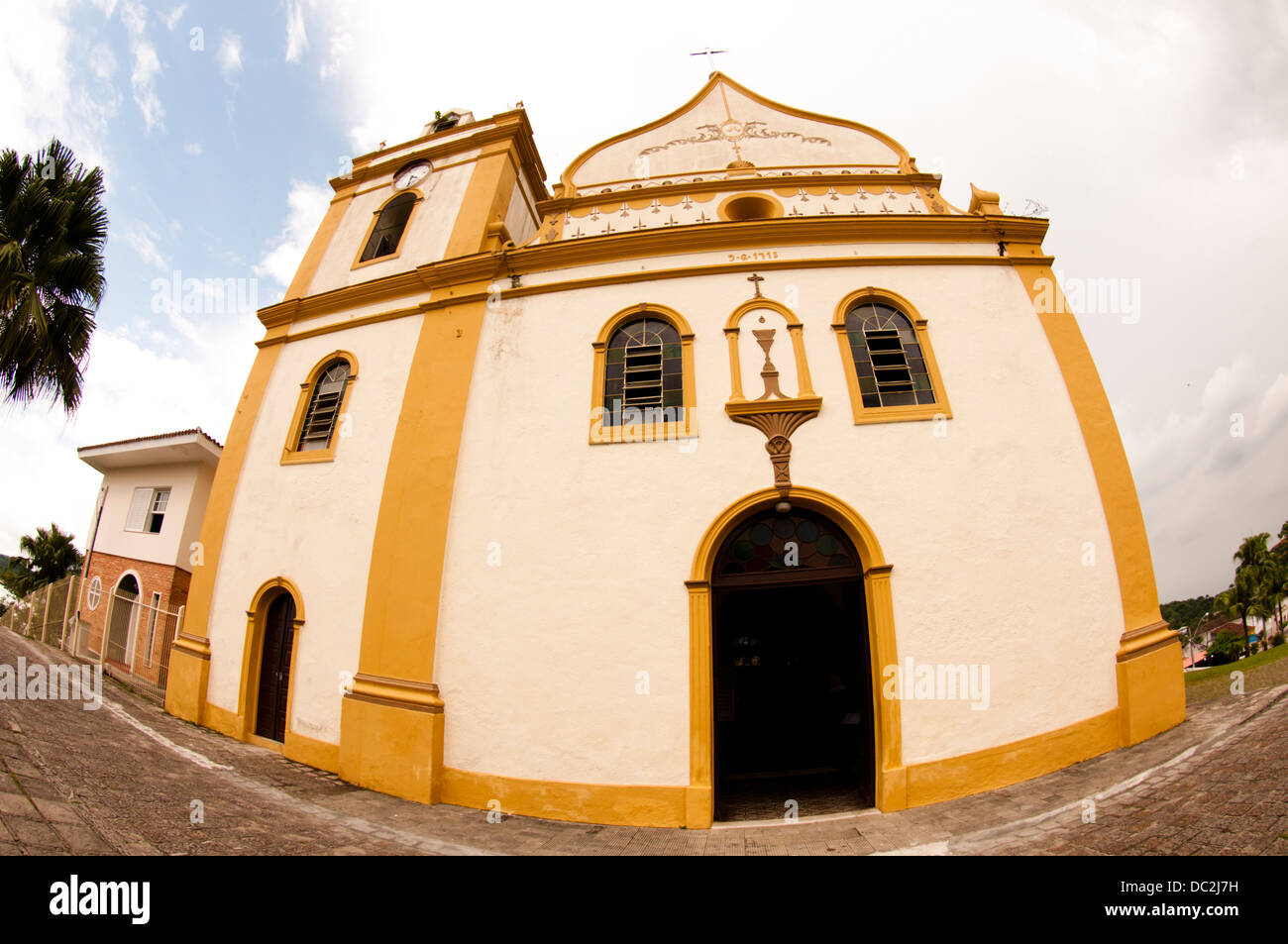 Iglesia católica en la ciudad de Antonina, estado de Paraná, Brasil Foto de stock