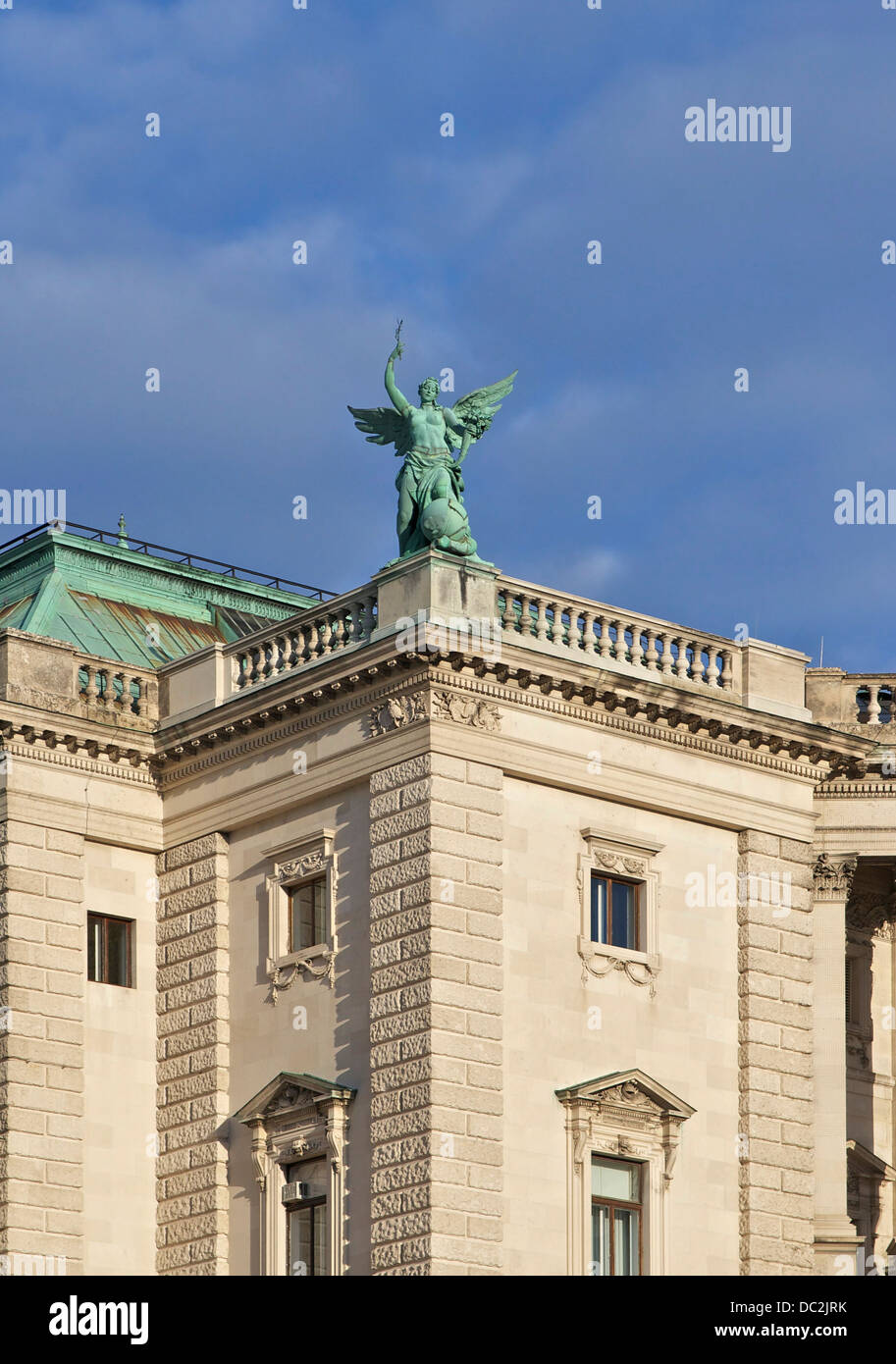 Estatua en una esquina de la 'Neue Burg', el palacio Hofburg, Viena, Austria. Foto de stock