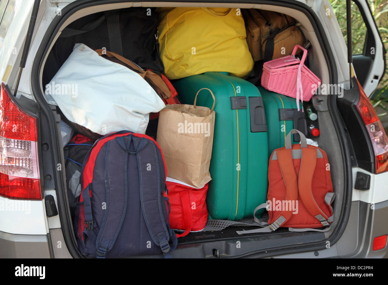 Coche lleno de maletas y bolsas para volver de vacaciones de verano  Fotografía de stock - Alamy