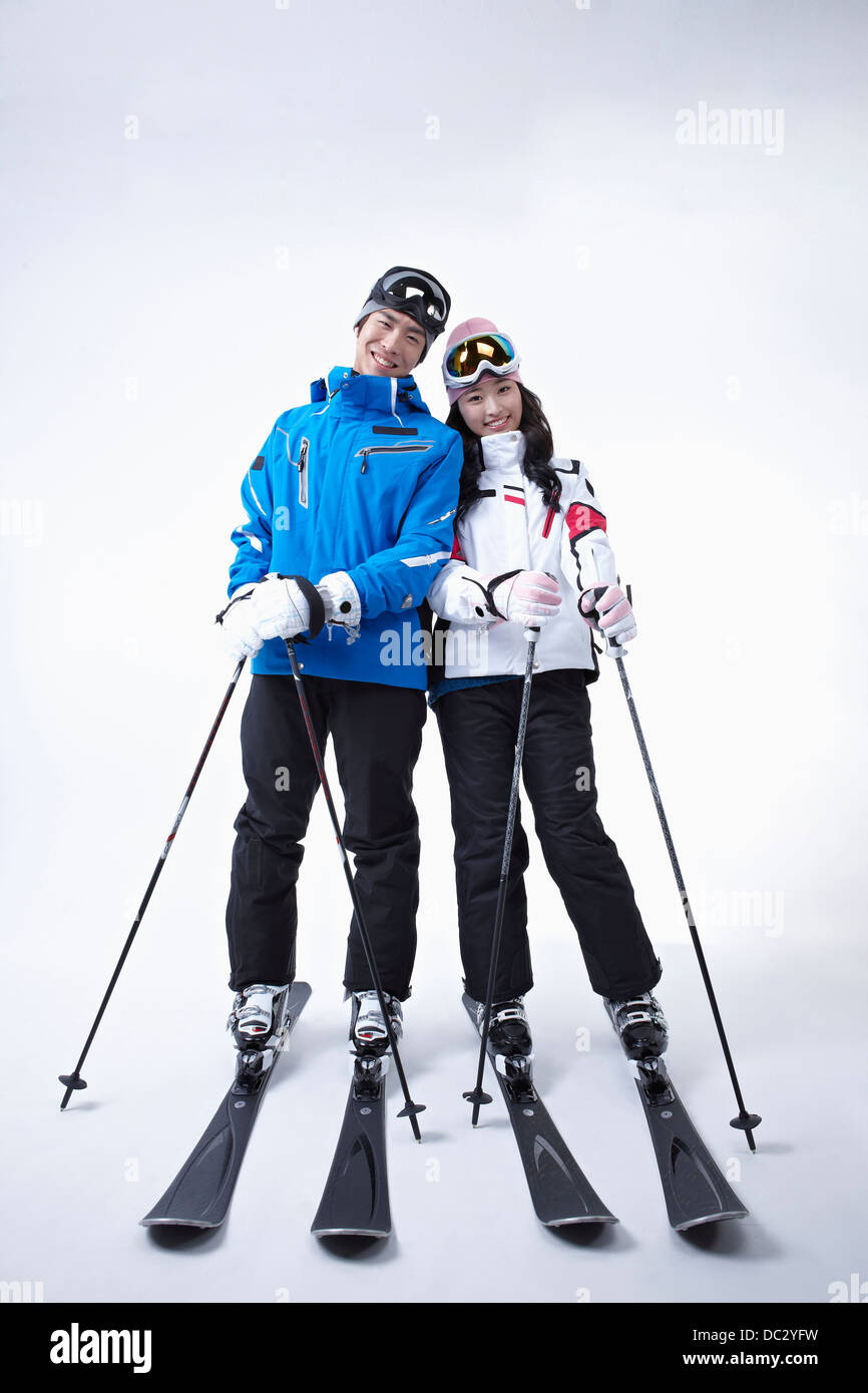 Una pareja en ropa esquí posando en fondo blanco Fotografía de stock Alamy