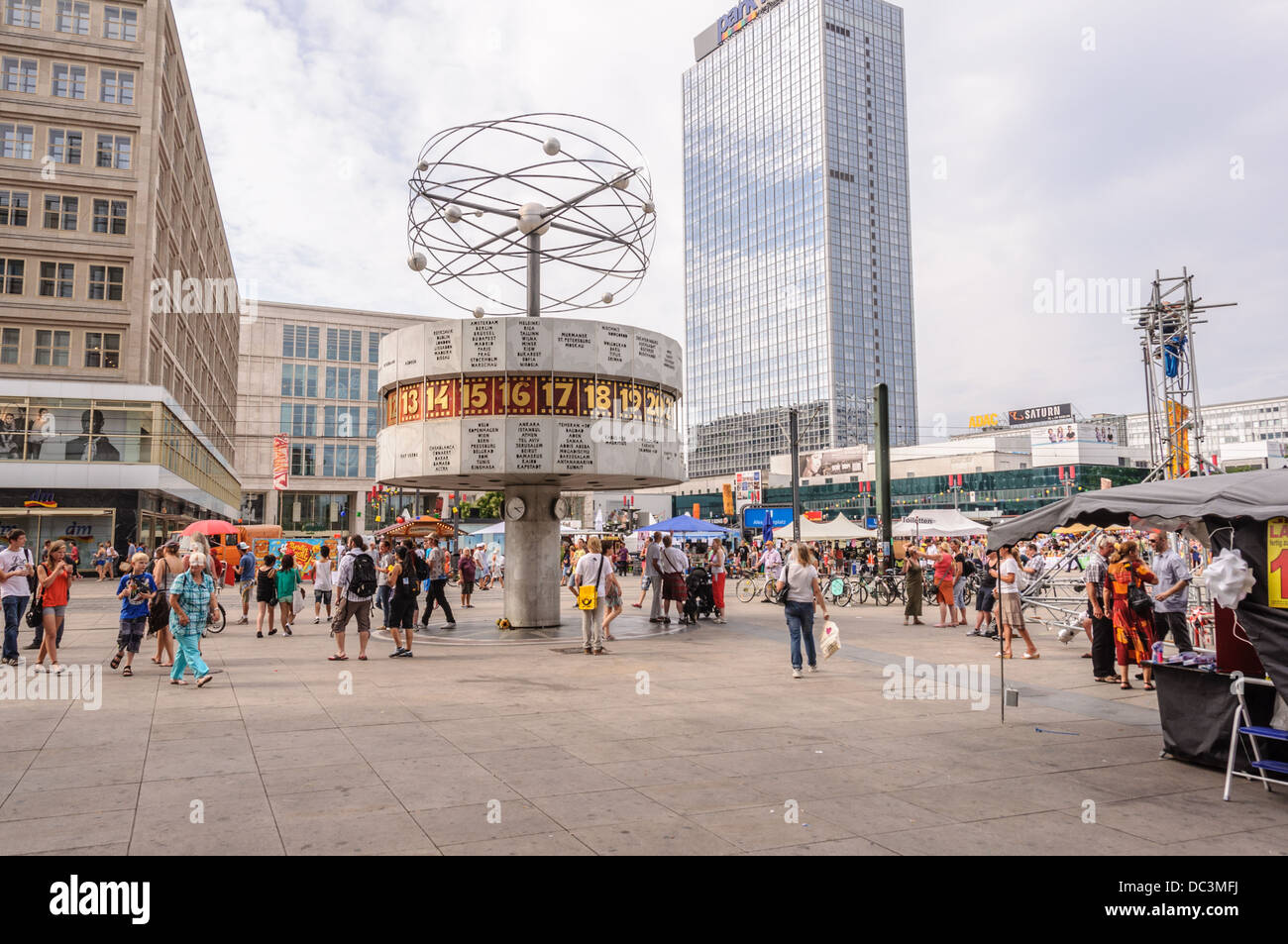 En el mercado de la calle Urania Reloj Mundial Berlin Alexanderplatz (Alex),  Alemania Fotografía de stock - Alamy