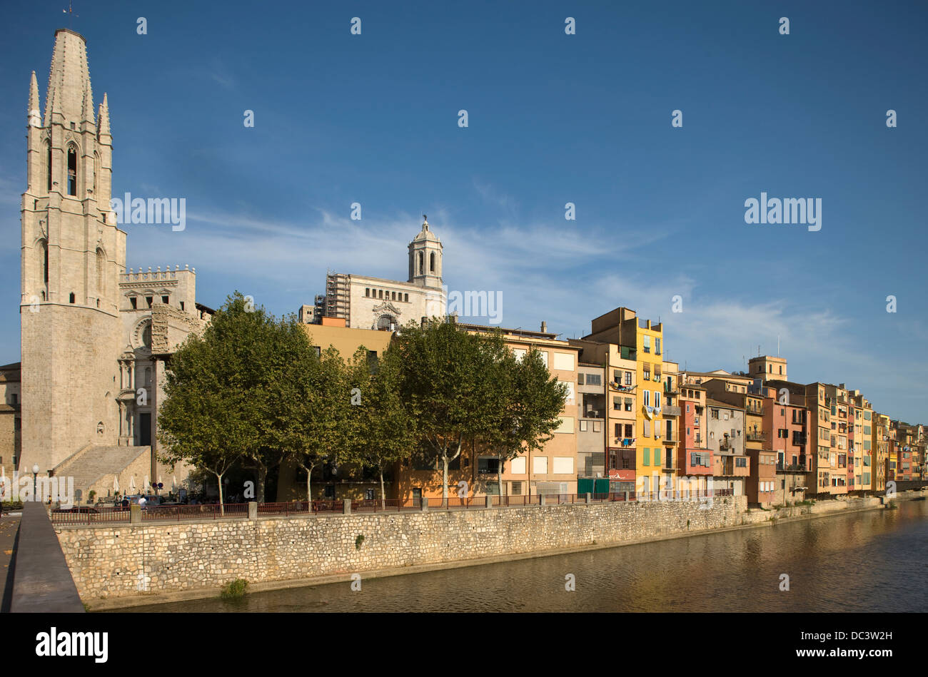 Iglesia de San Feliu CASAS PENJADES Río Onyar GIRONA cataluña españa Foto de stock