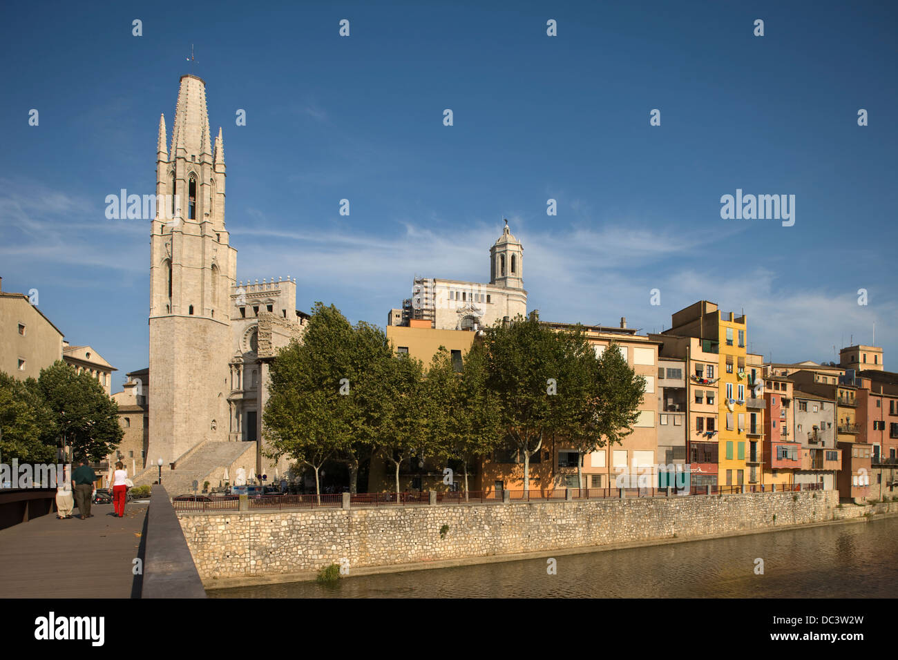 Iglesia de San Feliu CASAS PENJADES Río Onyar GIRONA cataluña españa Foto de stock