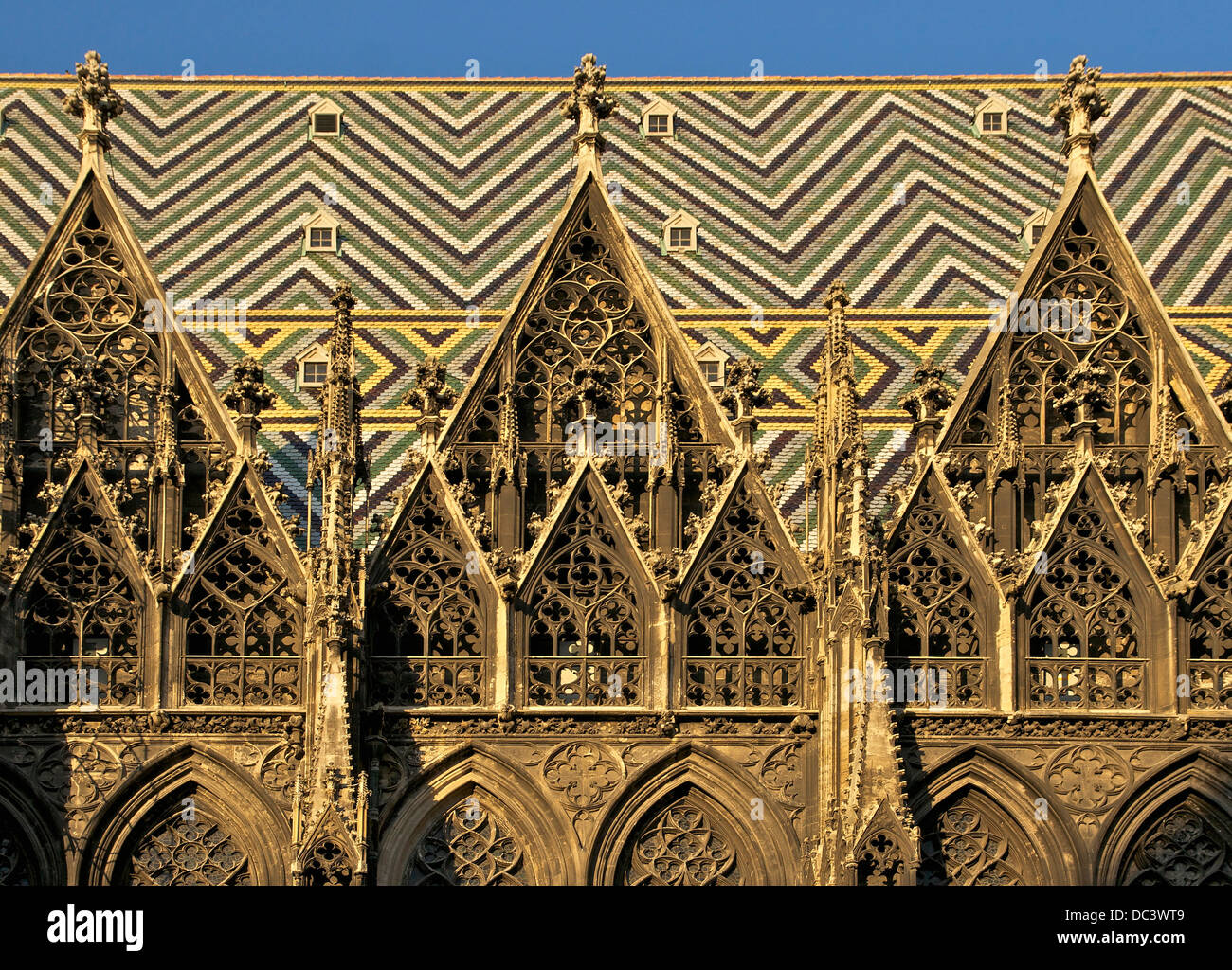 Las estructuras y los tejados de la catedral de San Esteban, en Viena, Austria. Foto de stock
