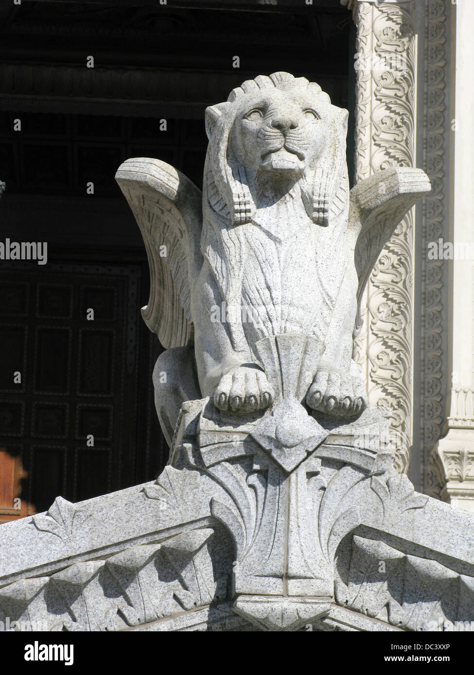 LION FACHADA DE LA BASÍLICA DE NOTRE DAME DE FOURVIERE CASCO ANTIGUO LYON, RHONE ALPES FRANCIA Foto de stock