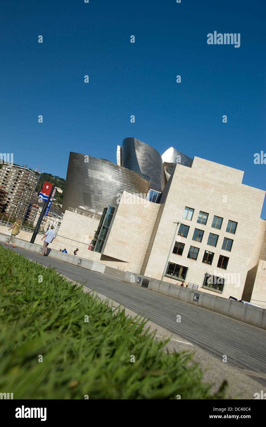 Museo de arte moderno Guggenheim (©Frank Gehry, 1997) BILBAO ESPAÑA Foto de stock