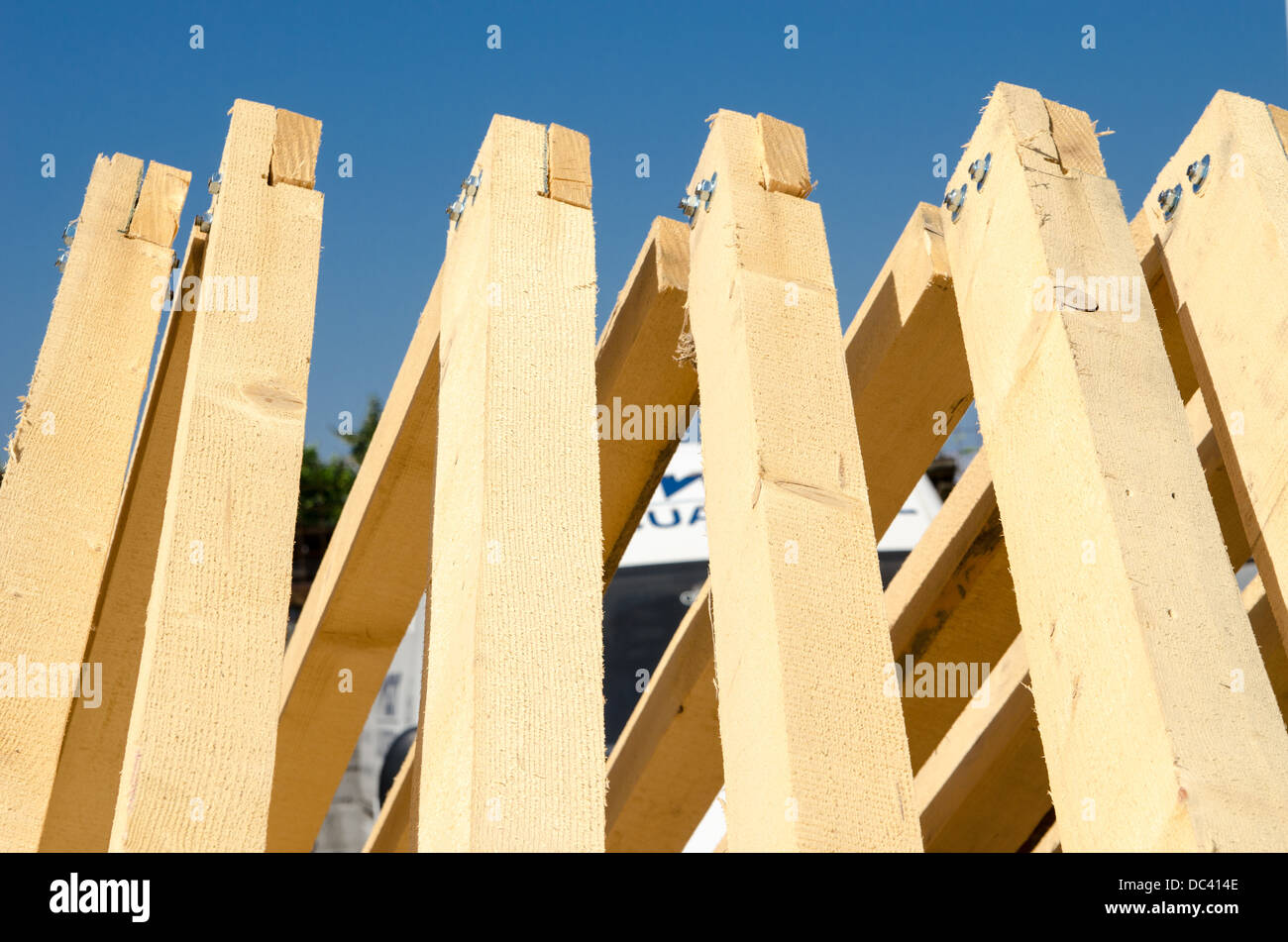 Bloque de construcción de madera en el sitio de construcción, listo para montaje Foto de stock