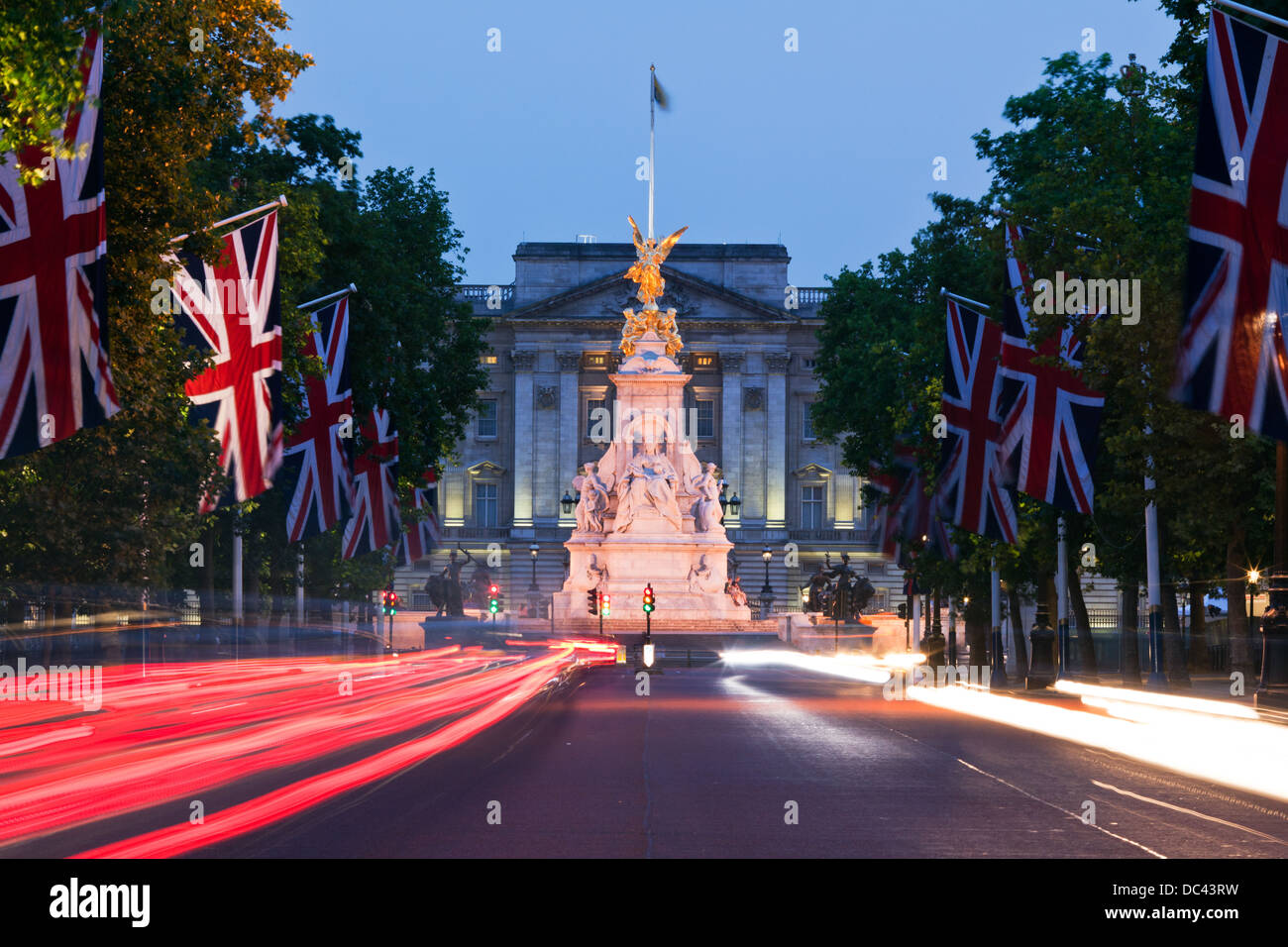 El Mall en la noche con victoria monumento y el Palacio de Buckingham, Londres, Gran Bretaña. Foto de stock