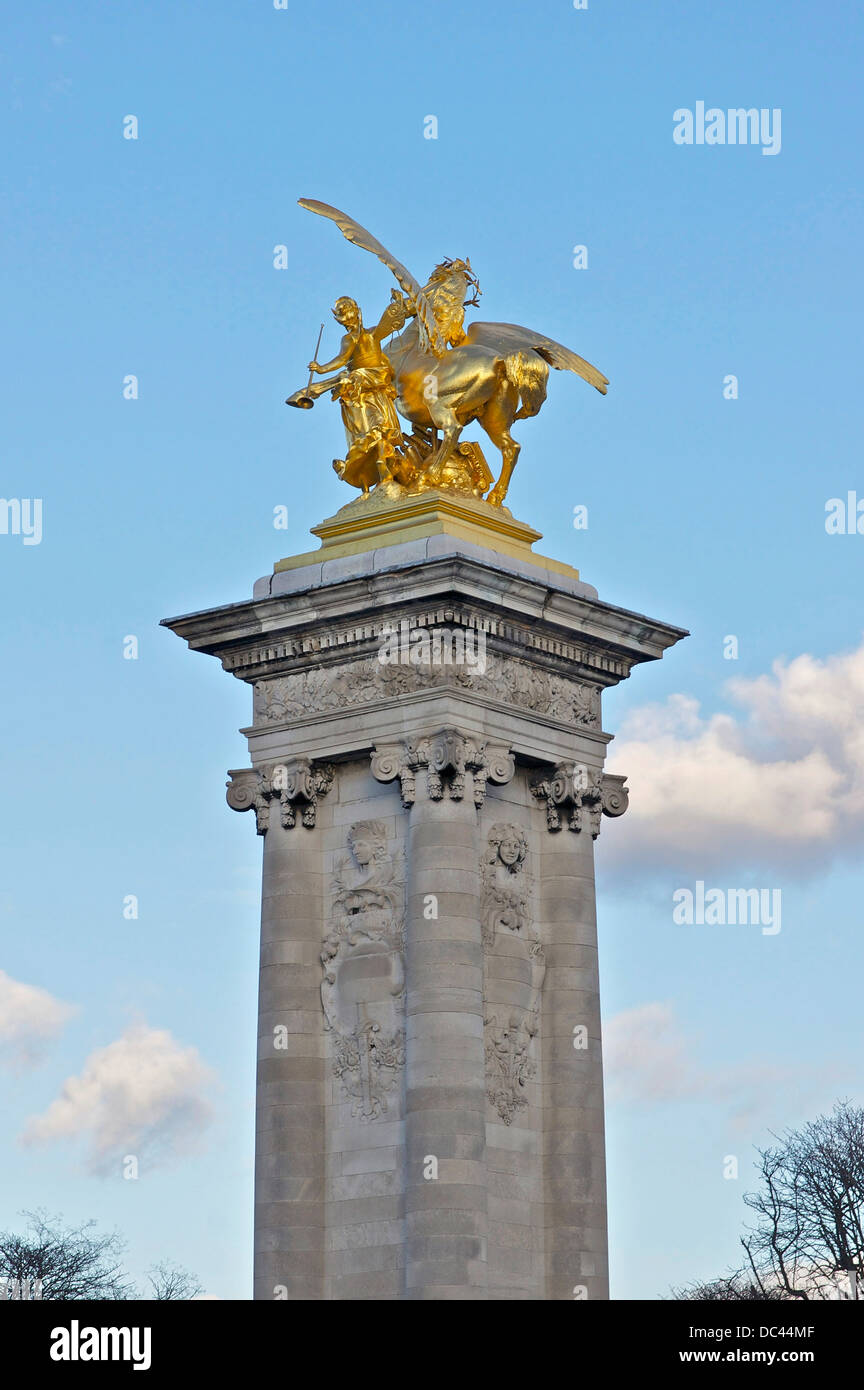F "La Renommée des Arts" (la fama de las Artes), por Emmanuel Frémiet, estatua dorada en puente Alexandre III en París, orilla derecha, arriba Foto de stock