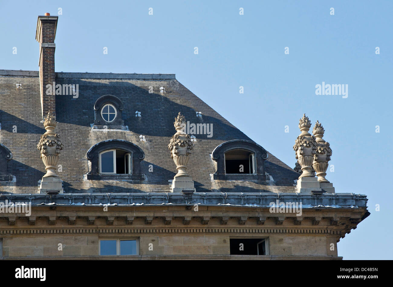 Detalles de elementos arquitectónicos del siglo XVII en Francia (oeil de beouf ventana, mansards, potes-à-feu...), techo de la ins Foto de stock