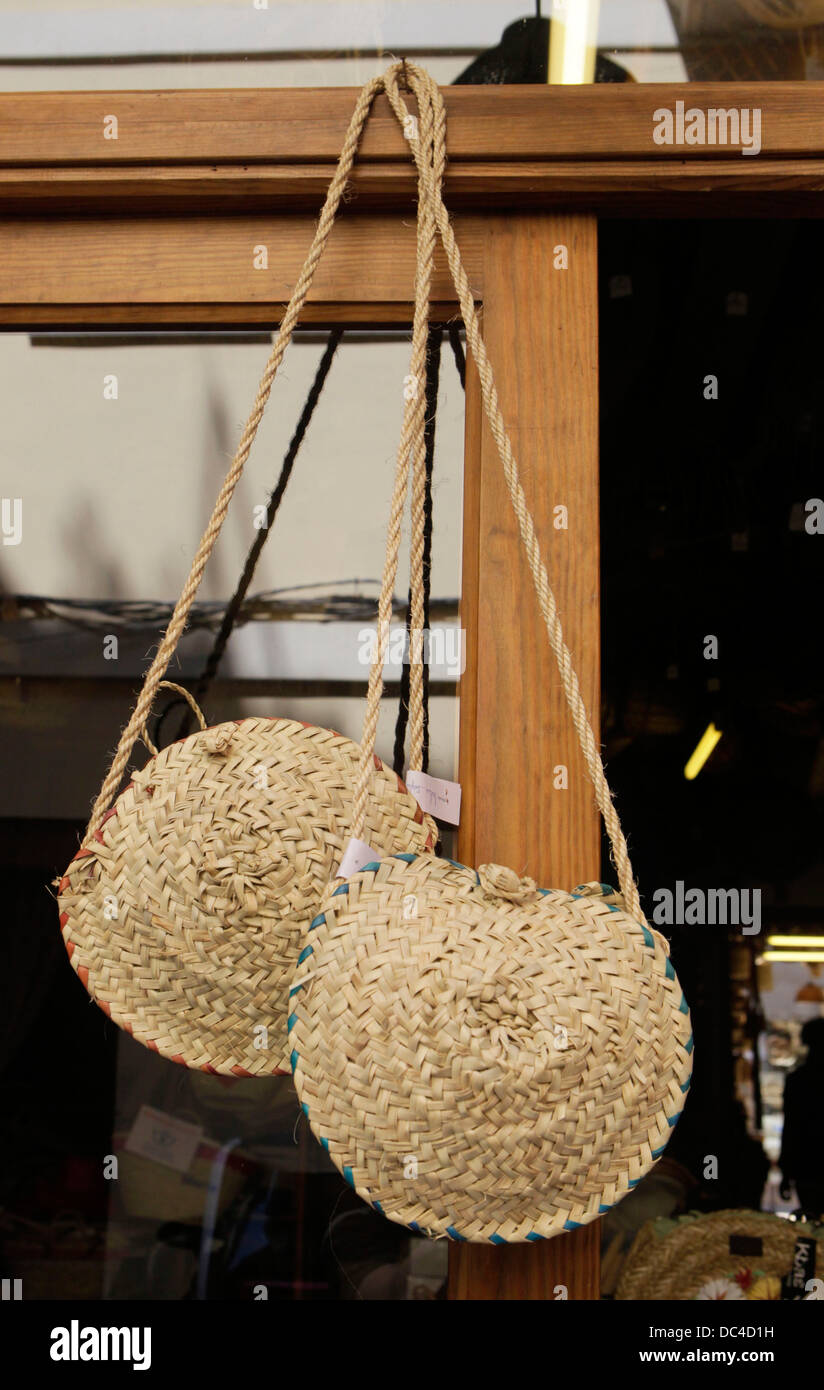 Palmetto hojas secas se utilizan para la fabricación de bolsos, sombreros y  demás creaciones artesanales que son vendidos en tiendas Fotografía de  stock - Alamy