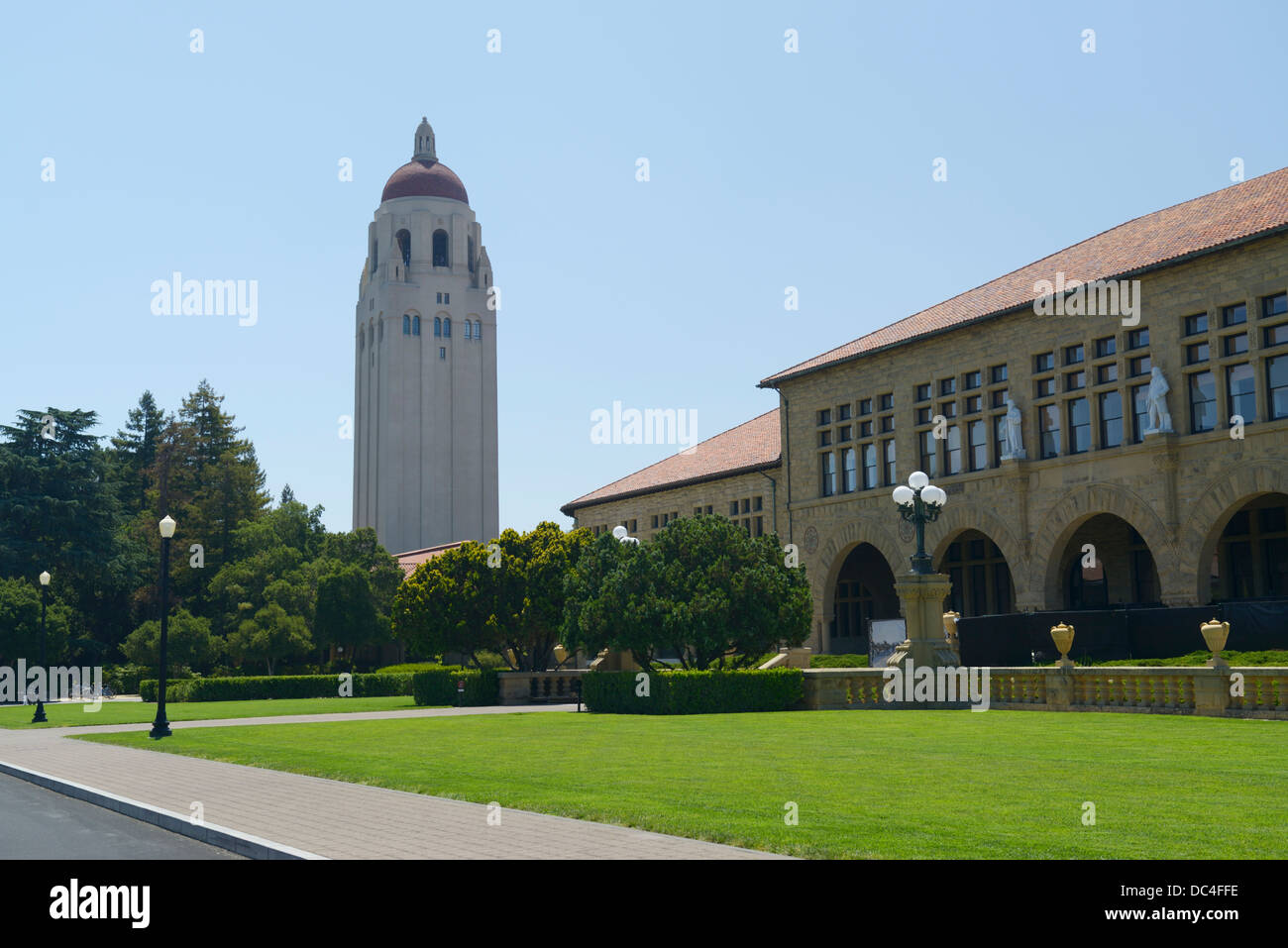 El campus de la Universidad de Stanford con Hoover Tower Foto de stock
