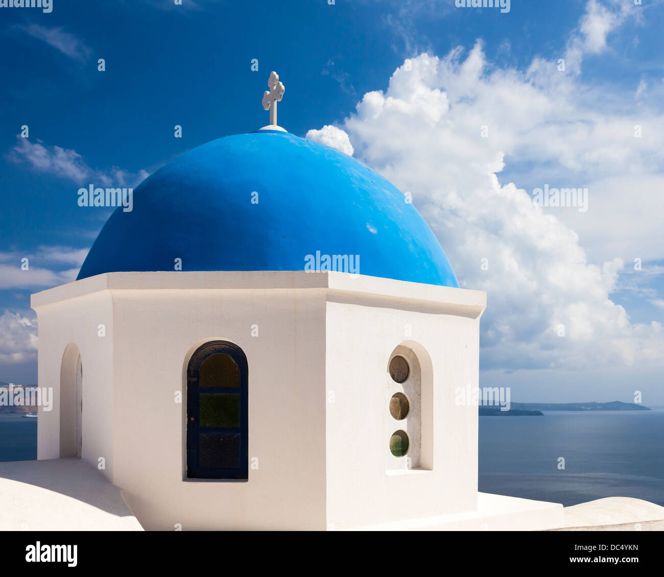 Hermosa iglesia de cúpula azul con vistas al mar Egeo en Oia, Santorini, Grecia, Europa Foto de stock