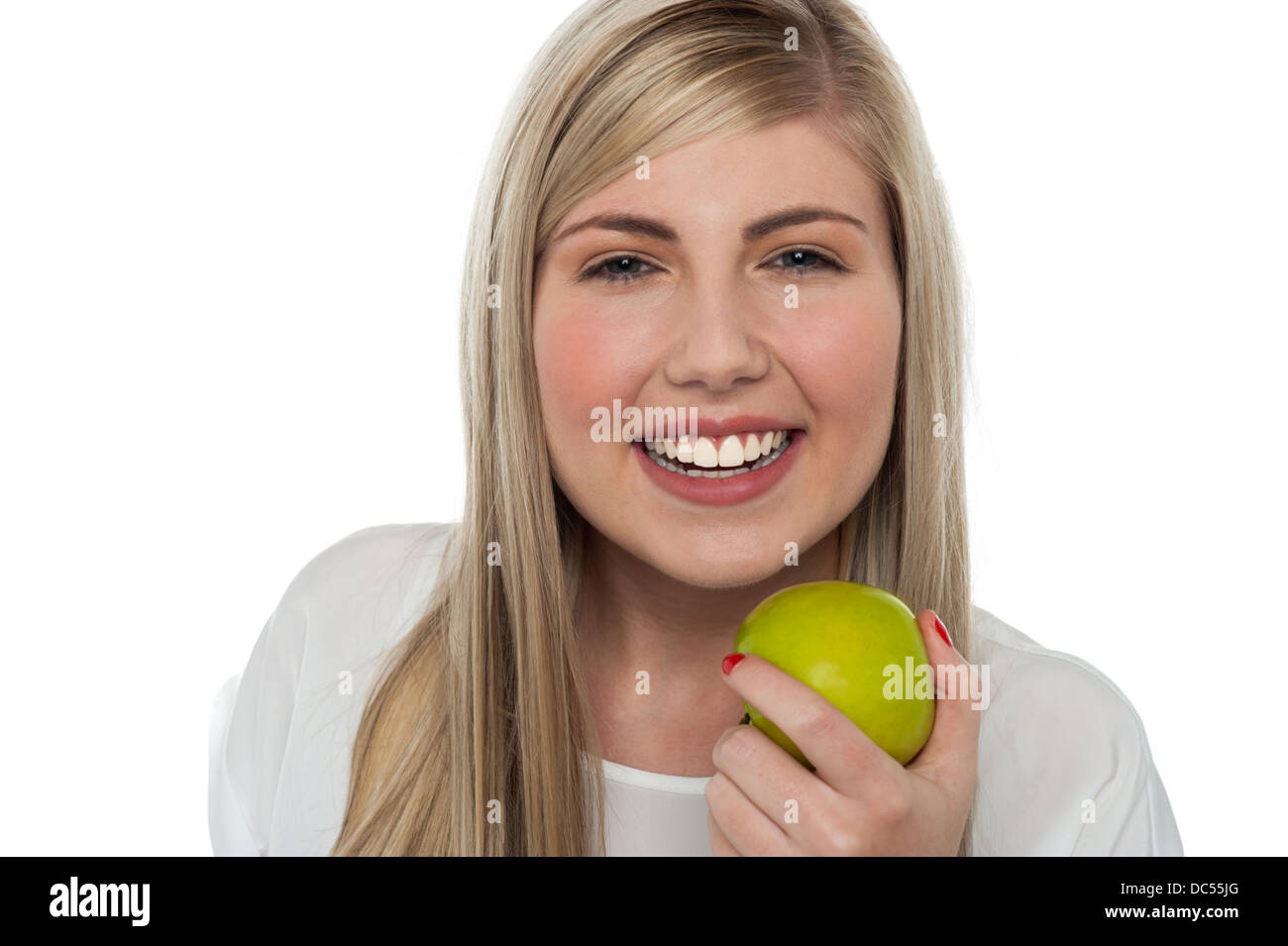 Conscientes de la salud Chica sujetando manzana verde Foto de stock