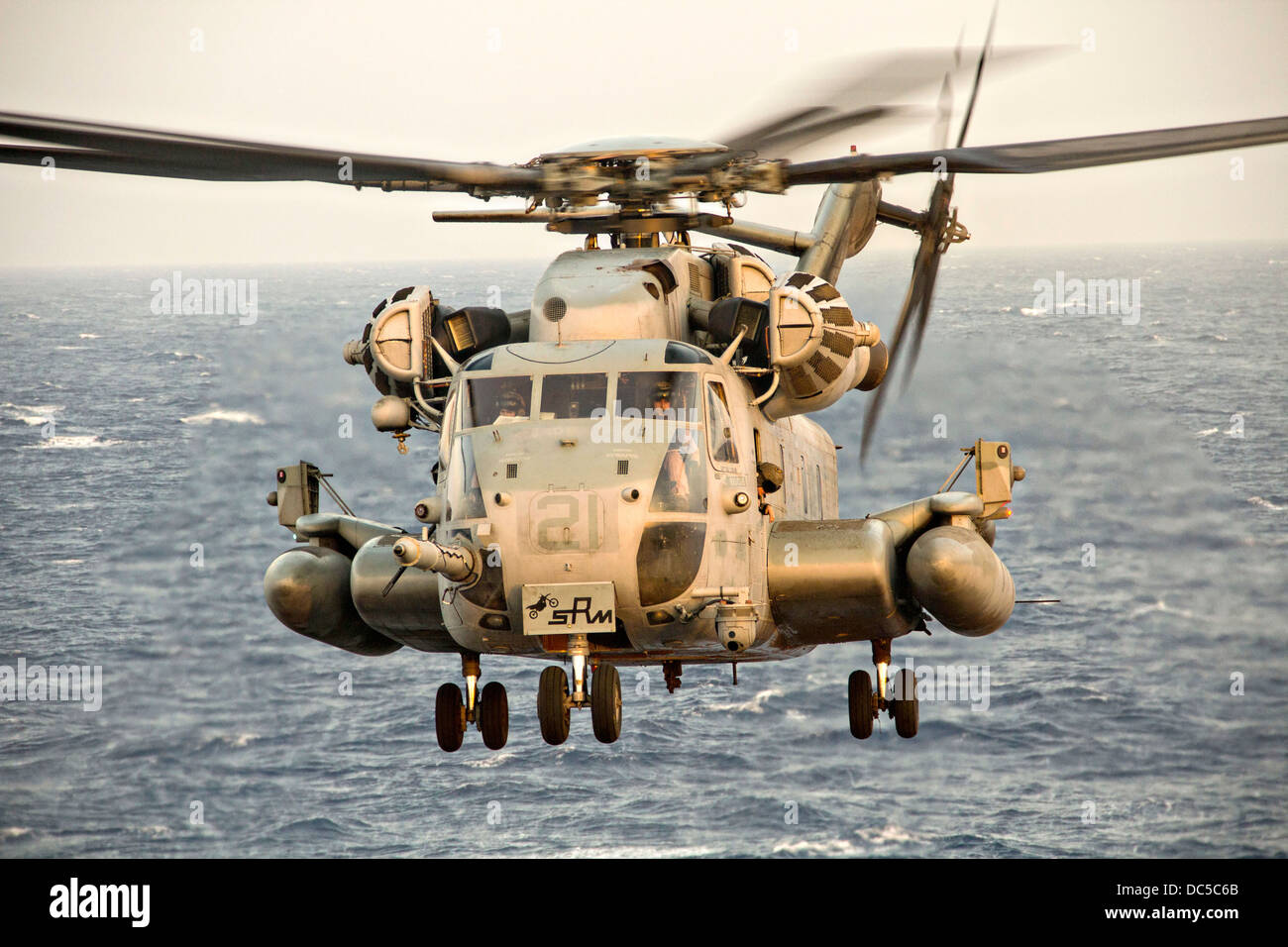 Un US Marine Corps del tipo CH-53E Super Stallion helicóptero se prepara para aterrizar en la cubierta de vuelo del USS San Antonio Julio 19, 2013 en el Mar Arábigo. Foto de stock