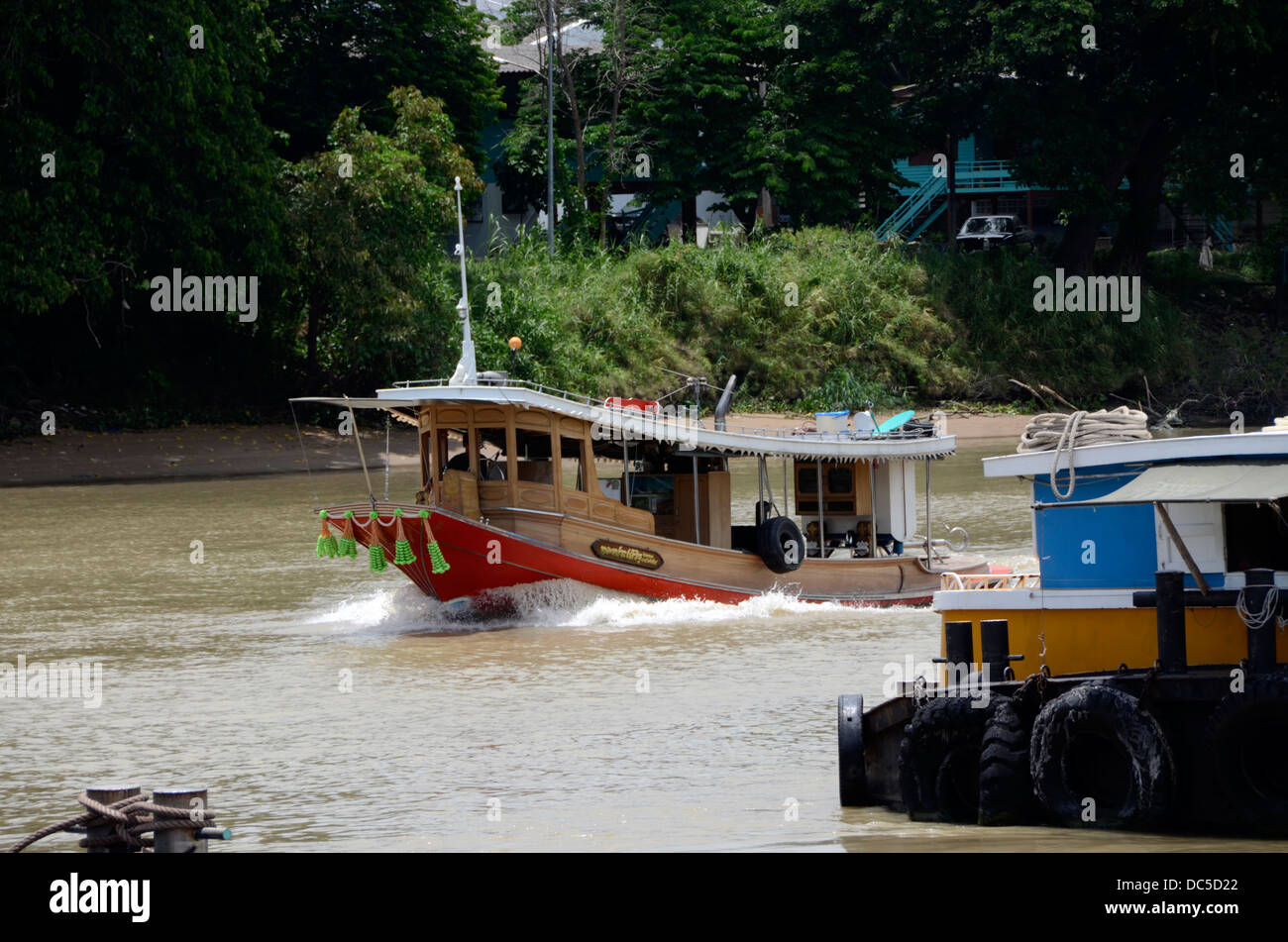 Remolcador en Pa Sak,río,Tailandia Ayutthaya pasando Intrus. Foto de stock