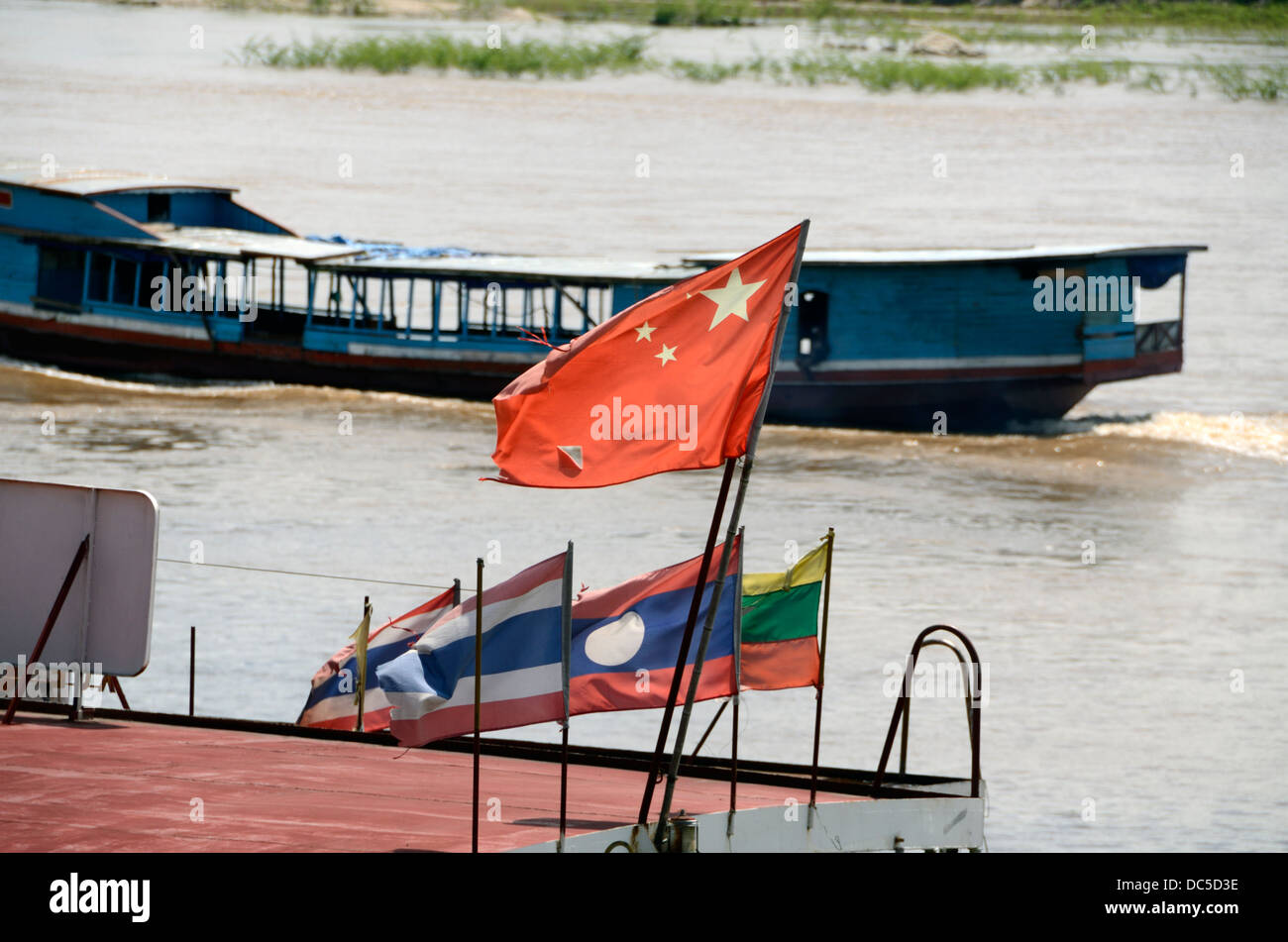 Banderas en un carguero chino en el río Mekong en Chiang Saen,Tailandia Foto de stock