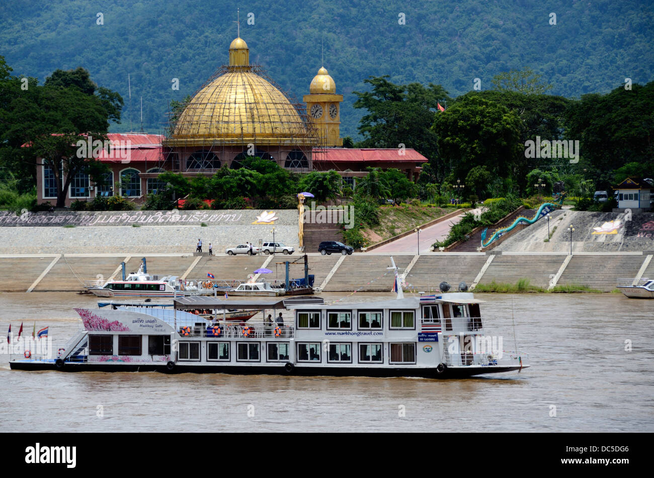Barco de pasajeros en Chiang Saen ,Tailandia pasar un casino en Laos en el río Mekong Foto de stock