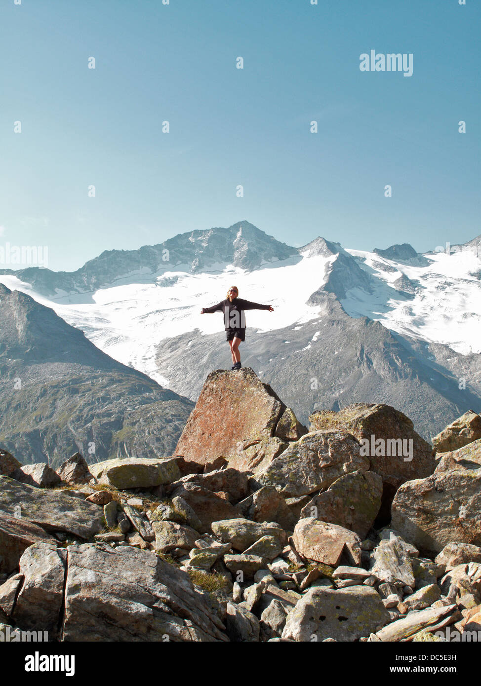 Mujer posando sobre una roca en Zillertal Tirol Foto de stock