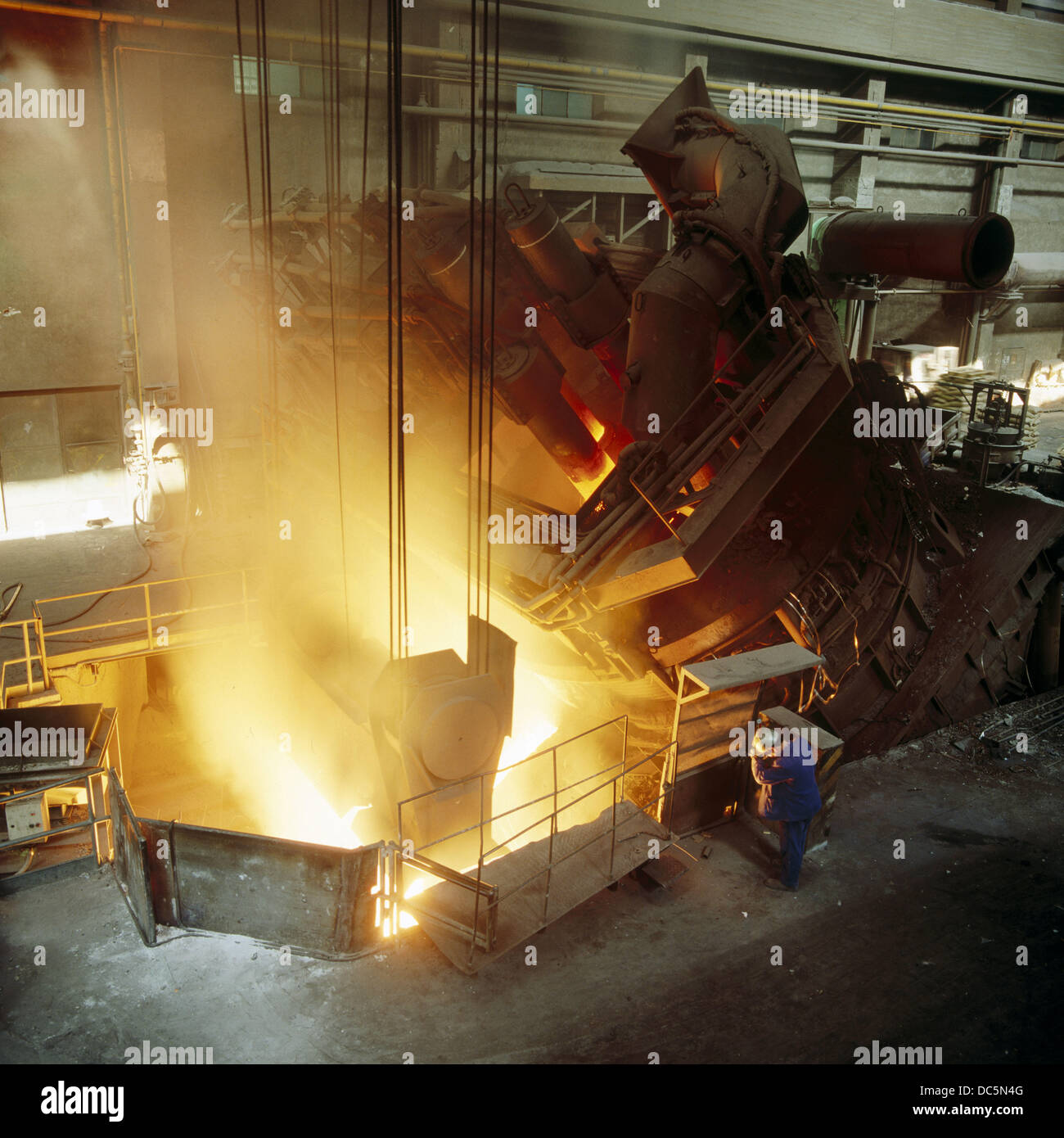 Fundición de acero: horno eléctrico de 50 toneladas. País Vasco, España  Fotografía de stock - Alamy