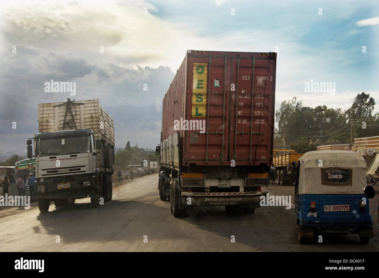 El transporte por carretera cerca de Shashemene, Etiopía Foto de stock