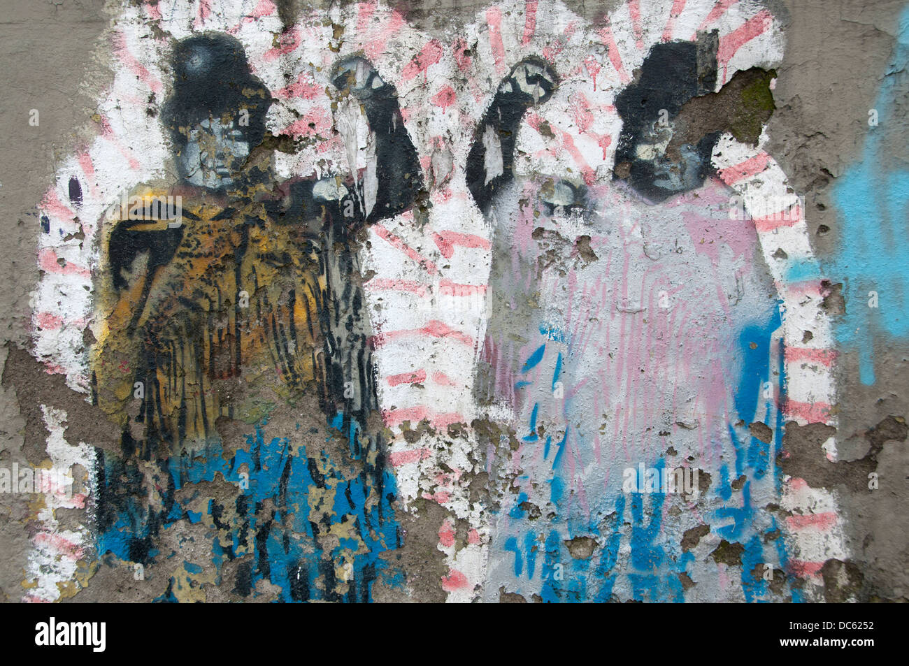 Bolivia, junio de 2013. Desapareciendo cholitas en la pintura de la pared  Fotografía de stock - Alamy