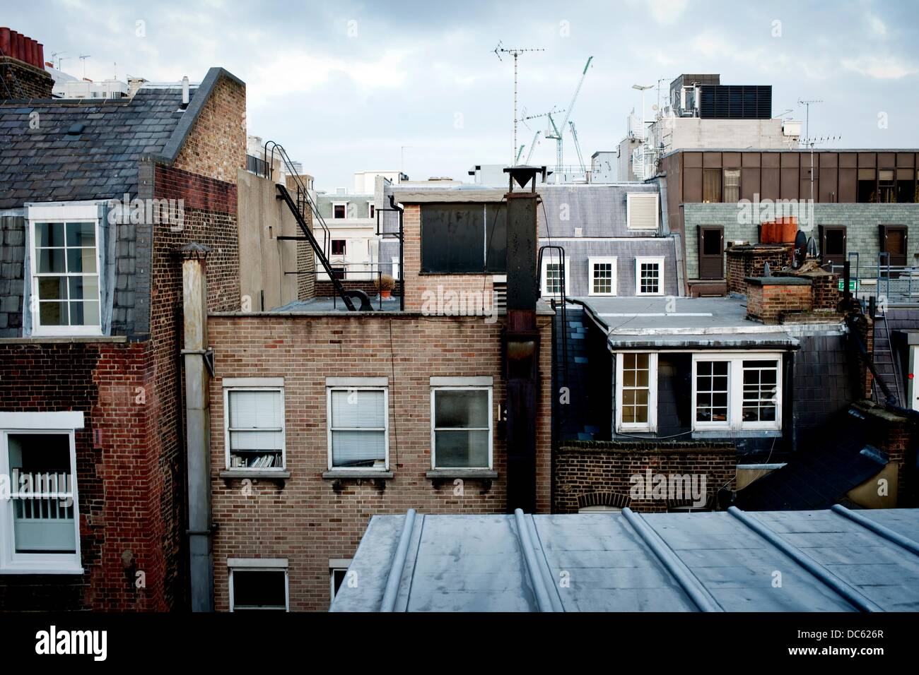 Con buardillas Tejados y chimeneas en East London, England, Reino Unido, Buardillas tejados y chimeneas en el este de Londres, Inglaterra, Reino Unido. Foto de stock