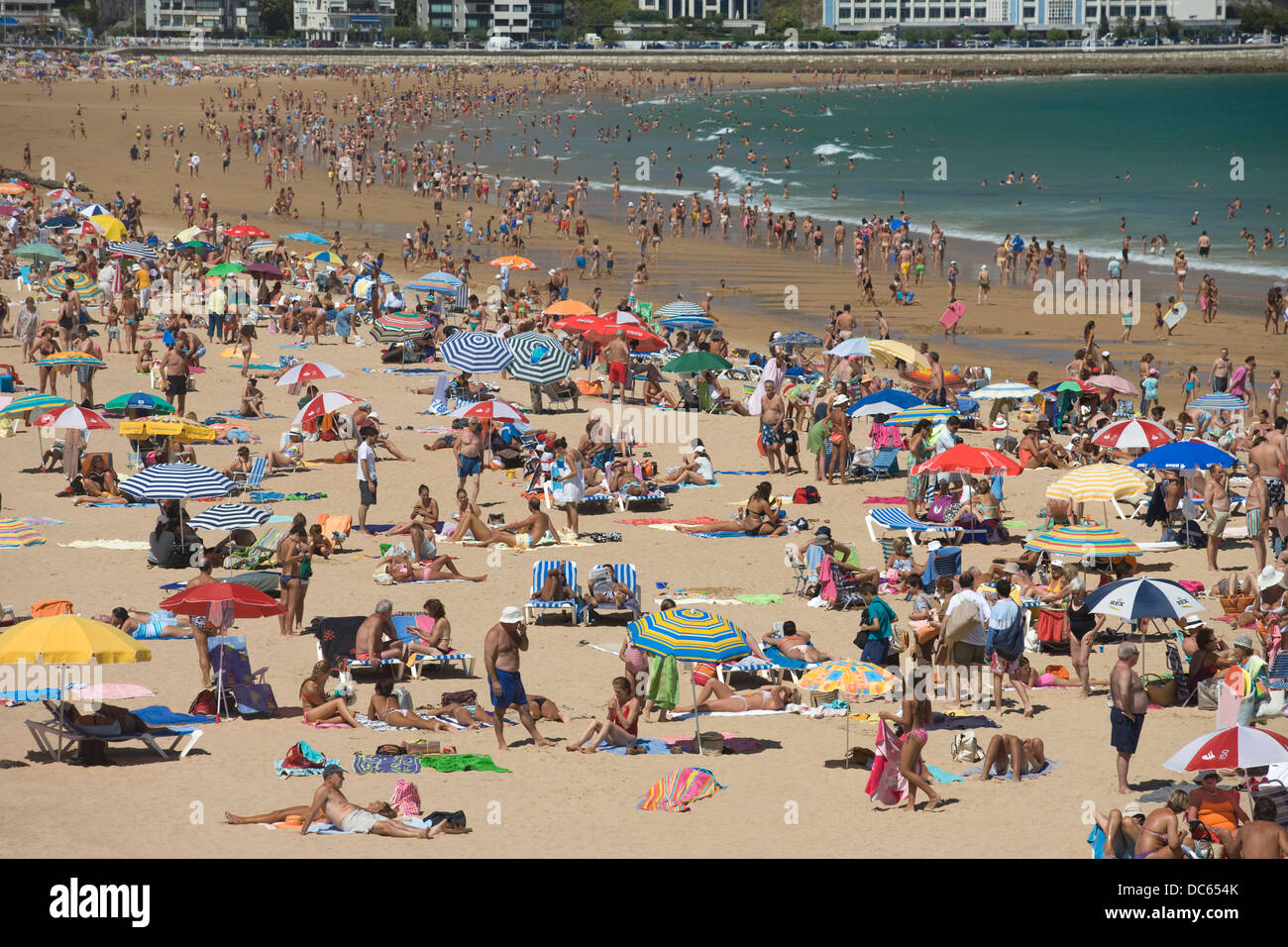 Bañistas la playa del Sardinero Santander Cantabria España Foto de stock