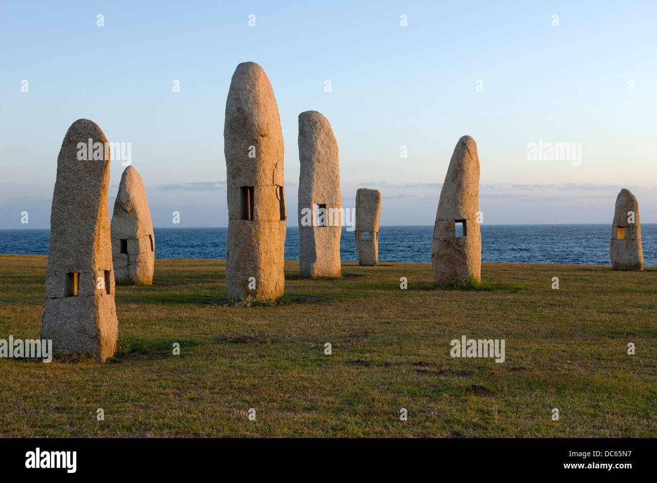 MENHIRES POLA PAZ Standing Stones monumento (©MANOLO PAZ 2001) PASEO DOS MENHIRES Sculpture Park La Coruña Galicia España Foto de stock