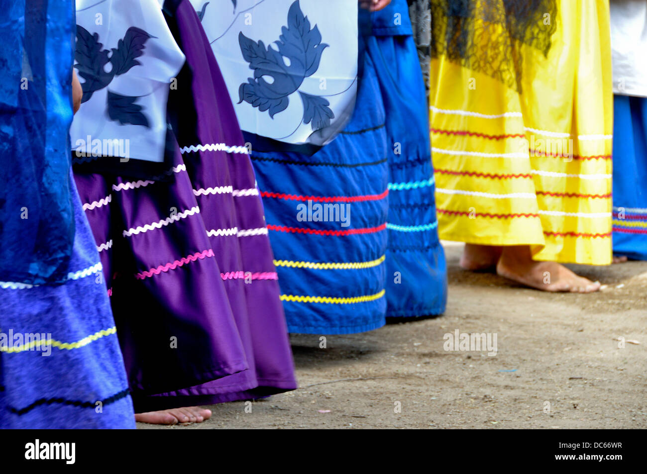 Los vestidos de mujeres jóvenes bailarines del Salt River Maricopa-Pima tribus demostrando una danza Foto de stock