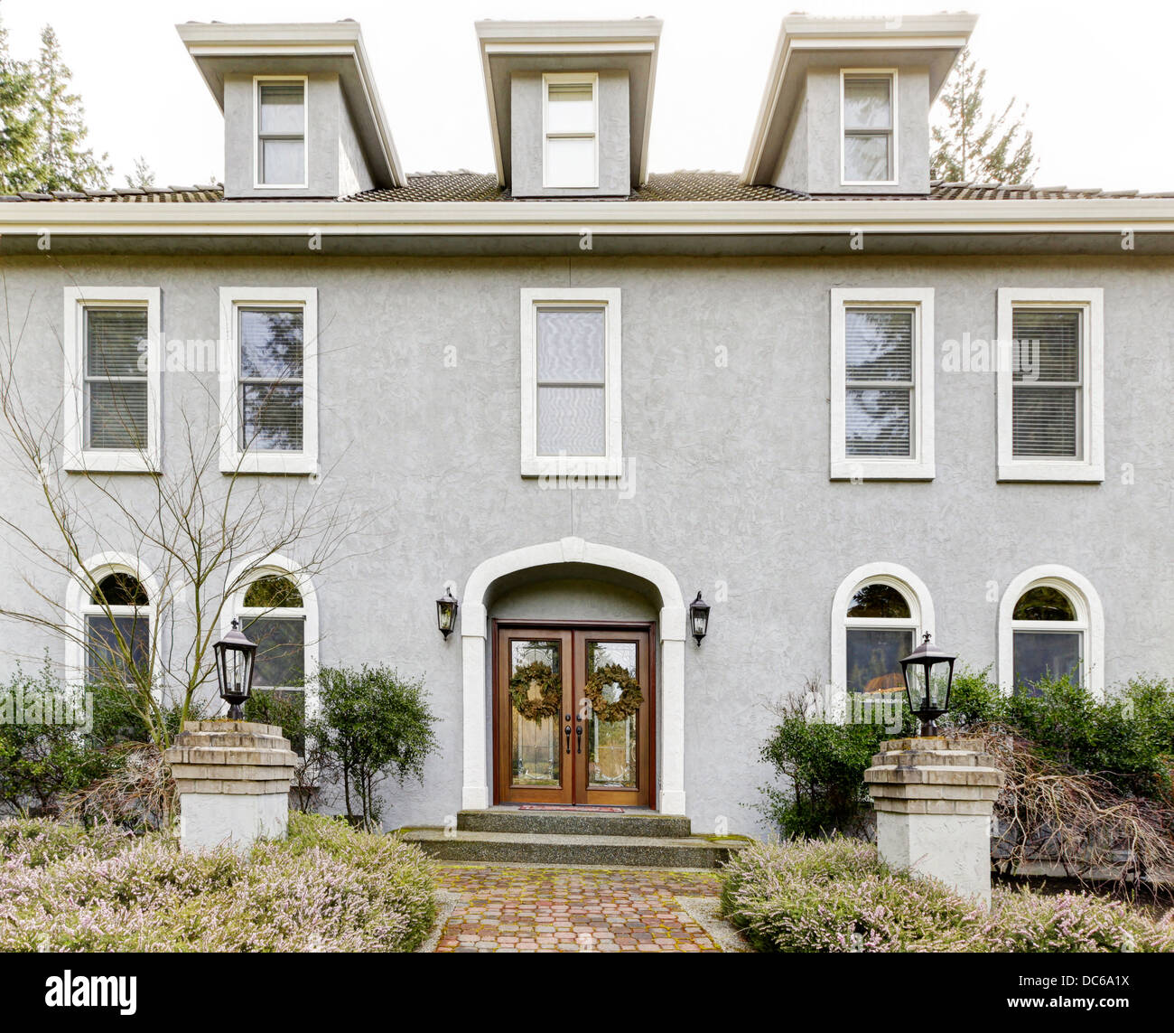 Portada exterior de grandes clásicos gris casa con muchas ventanas  estrechas Fotografía de stock - Alamy