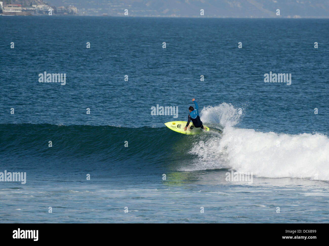 Surfer solitario cabalgando una ola, Surfrider Beach, Malibu, CA Foto de stock