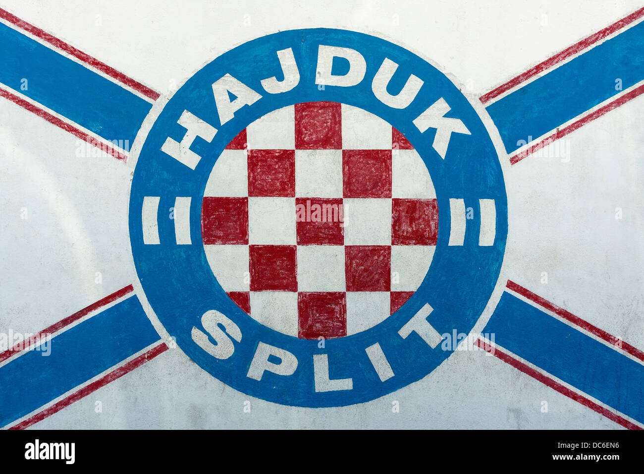 Logotipo del club de fútbol croata HNK Hajduk Split pintada en una pared. Foto de stock