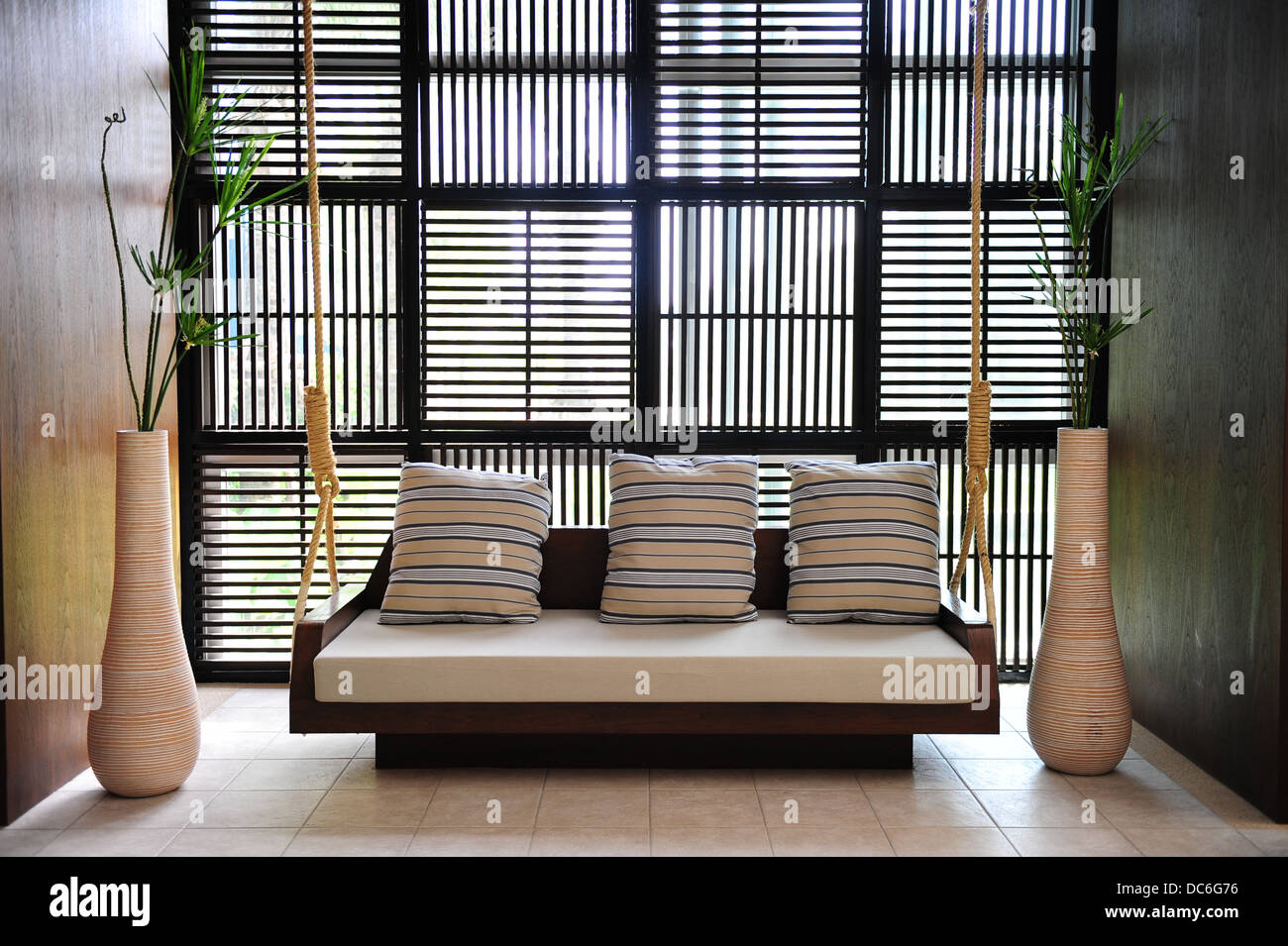 Interior con sofás de madera Foto de stock