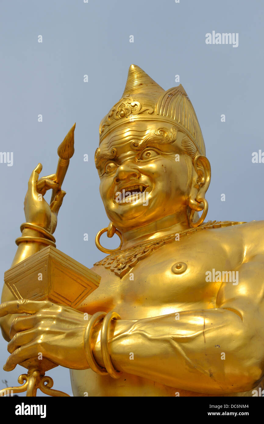 Estatua de oro de Guerrero en chino Viharnra Sien - Anek Kusala sala. Pagoda China Pavilion cerca de Pattaya. Foto de stock