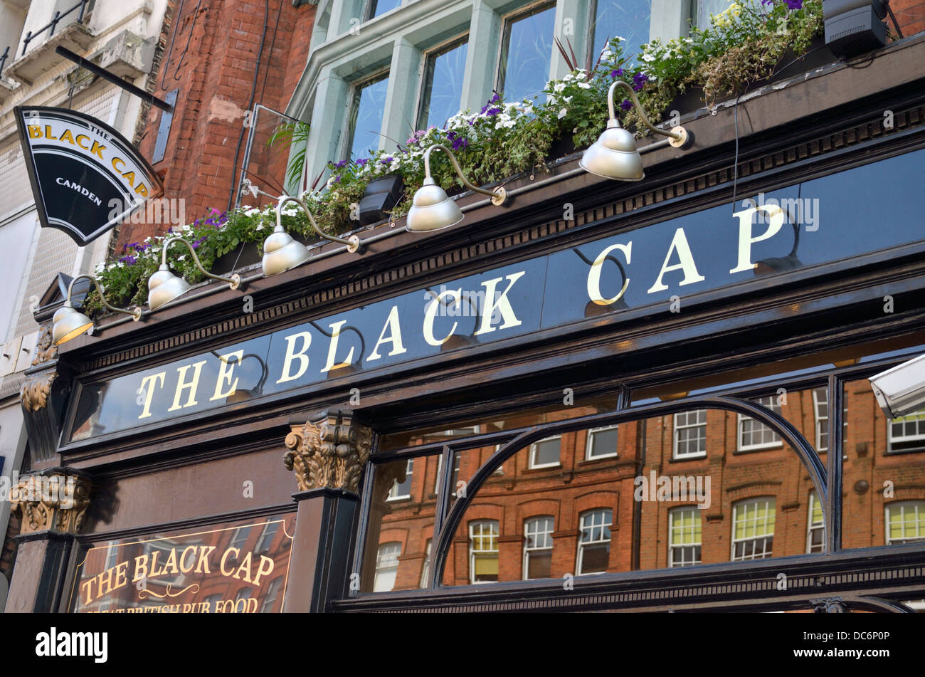 El capuchón negro pub en Camden Town, Londres, Reino Unido. Foto de stock