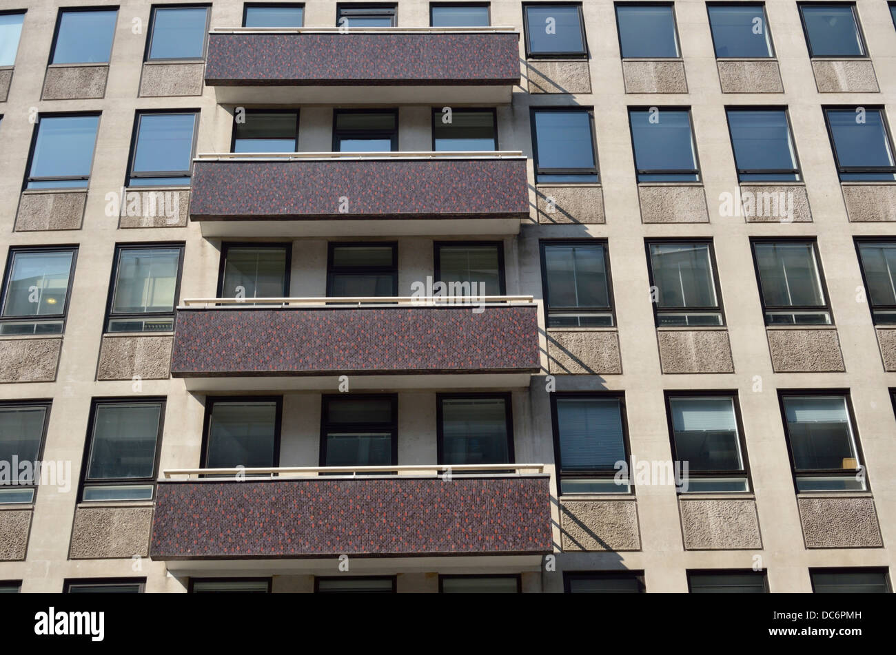 Bloque de oficinas de hormigón con balcones, Londres, Reino Unido. Foto de stock