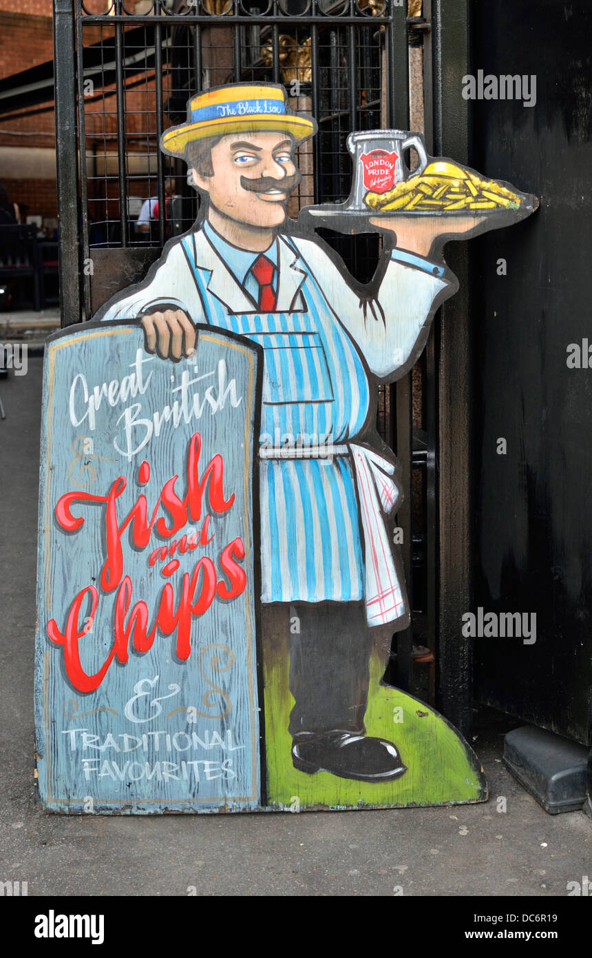 Junta llamativa promoción fish and chips británico fuera de un pub, Londres, Reino Unido. Foto de stock