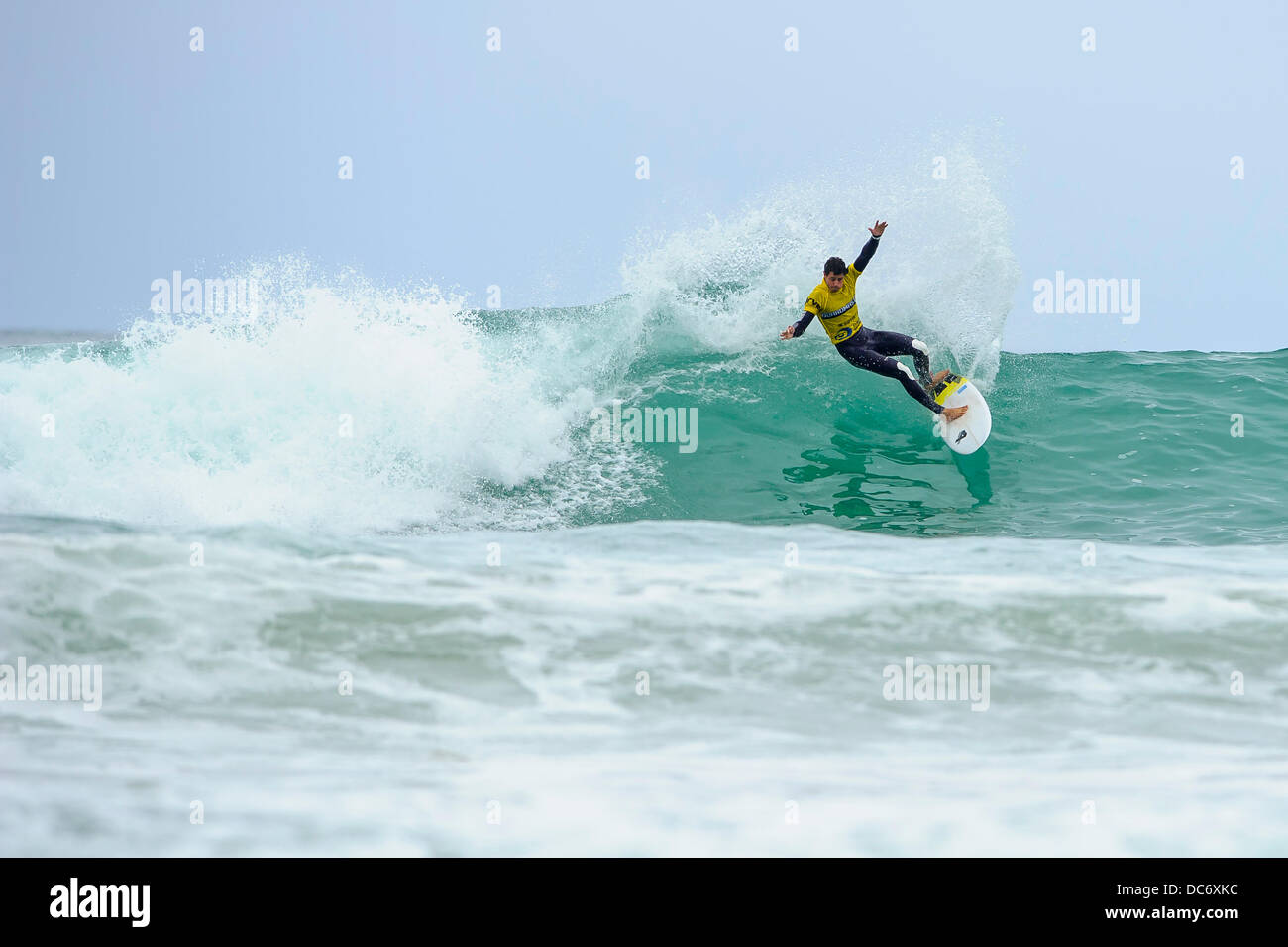 Newquay, Reino Unido. 10 Aug, 2013. Tom Butler de Newquay en acción durante la ronda 4 de la mens Open surf en el cuarto día de Festival Boardmasters en Fistral Beach. Es anual Boardmasters Surf, BMX, skate y Música Festival celebrado durante 5 días en dos sitios en Newquay, Cornwall. Es una de las competiciones de surf premier de Gran Bretaña. Crédito: Además de los deportes de acción/Alamy Live News Foto de stock