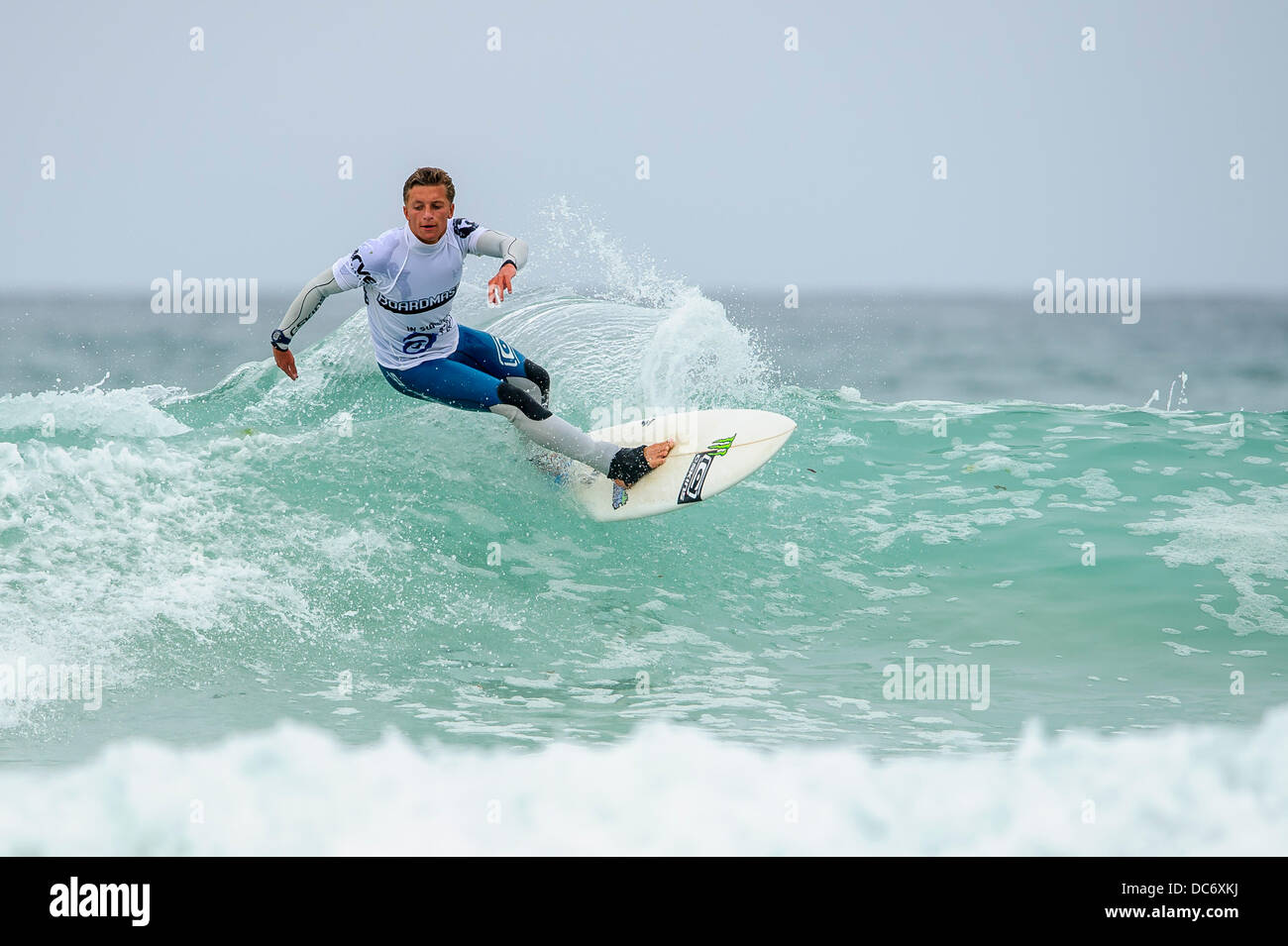 Newquay, Reino Unido. 10 Aug, 2013. Jobe Harriss de Bude en acción durante las semifinales del Pro Junior Surfing en el cuarto día de Festival Boardmasters en Fistral Beach. Es anual Boardmasters Surf, BMX, skate y Música Festival celebrado durante 5 días en dos sitios en Newquay, Cornwall. Es una de las competiciones de surf premier de Gran Bretaña. Crédito: Además de los deportes de acción/Alamy Live News Foto de stock