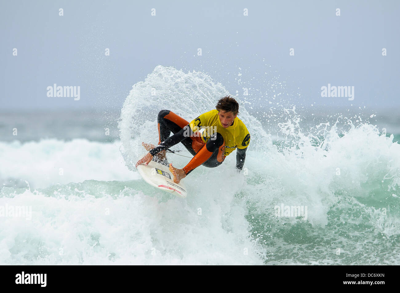 Newquay, Reino Unido. 10 Aug, 2013. Dale Foster de Newquay en acción durante las semifinales del Pro Junior Surfing en el cuarto día de Festival Boardmasters en Fistral Beach. Es anual Boardmasters Surf, BMX, skate y Música Festival celebrado durante 5 días en dos sitios en Newquay, Cornwall. Es una de las competiciones de surf premier de Gran Bretaña. Crédito: Además de los deportes de acción/Alamy Live News Foto de stock