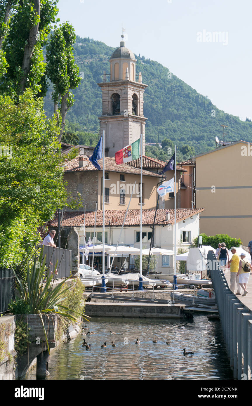 La gente caminando hacia la iglesia en Salo, Italia, Europa Foto de stock
