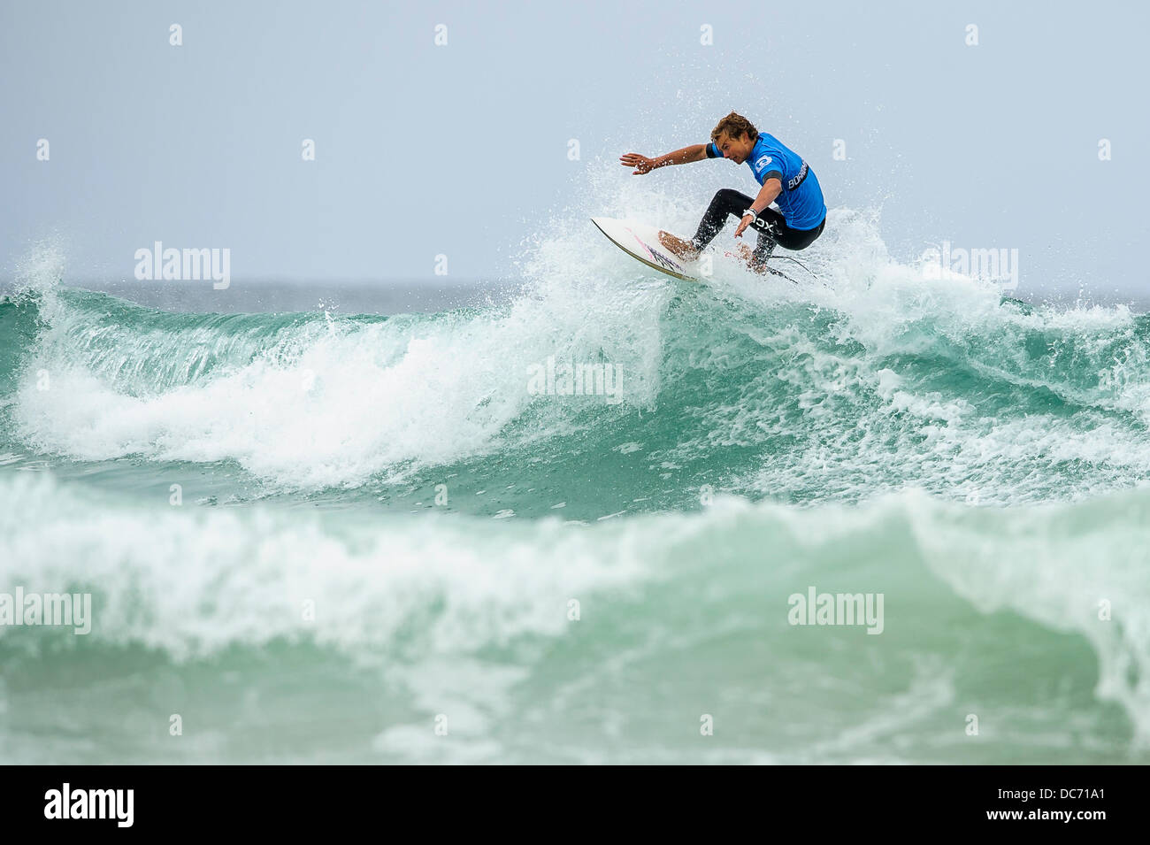 Newquay, Reino Unido. 10 Aug, 2013. Rhys Barfield de Harlyn en acción durante las semifinales del Pro Junior Surfing en el cuarto día de Festival Boardmasters en Fistral Beach. Es anual Boardmasters Surf, BMX, skate y Música Festival celebrado durante 5 días en dos sitios en Newquay, Cornwall. Es una de las competiciones de surf premier de Gran Bretaña. Crédito: Además de los deportes de acción/Alamy Live News Foto de stock