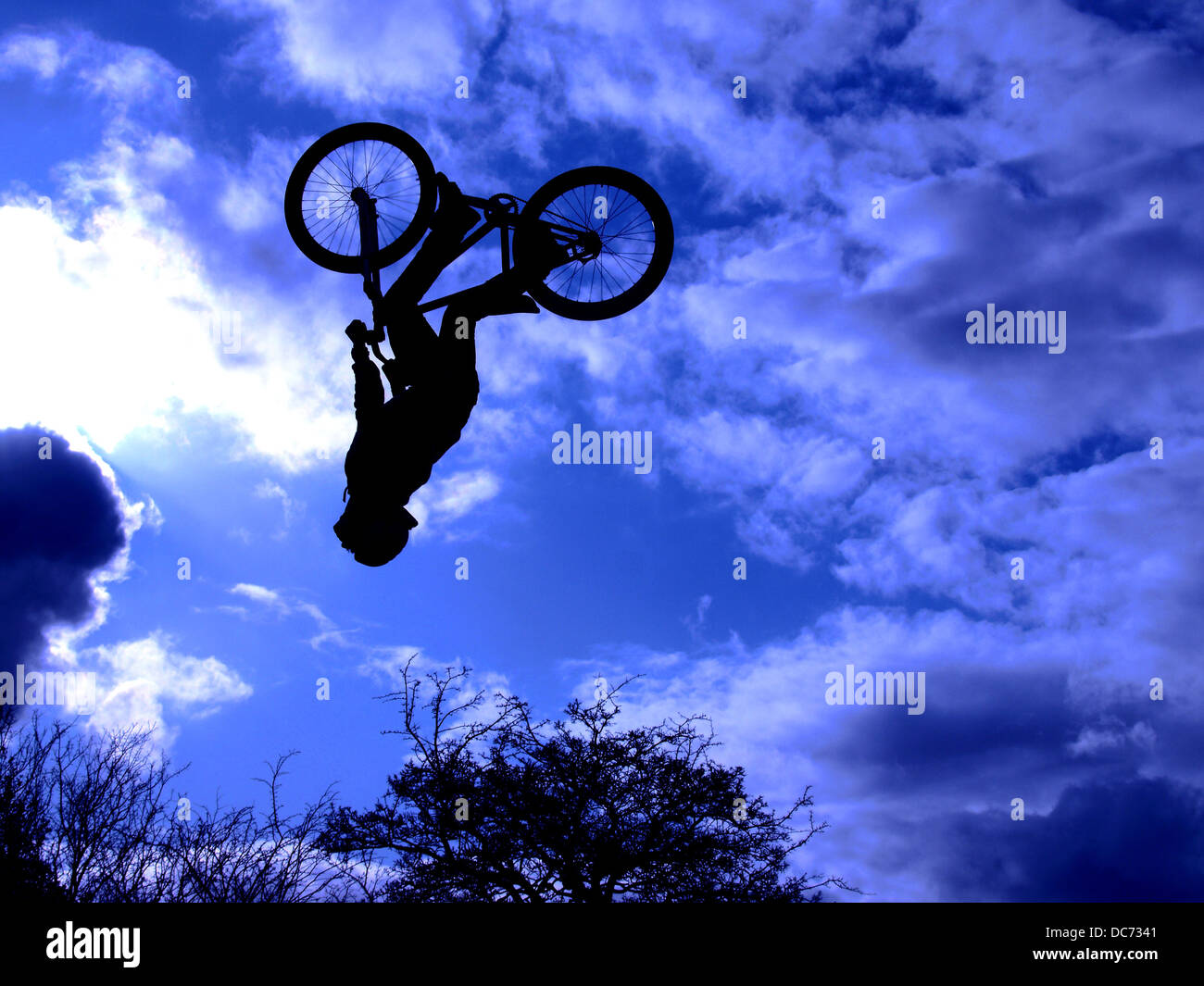 Ciclista de montaña silhouette back-flip Foto de stock