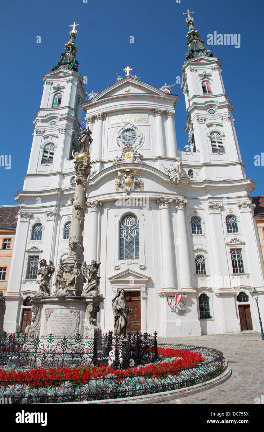 Viena - iglesia barroca Maria Treu y columna. La iglesia fue construida entre los años 1698 bis 1719 Foto de stock