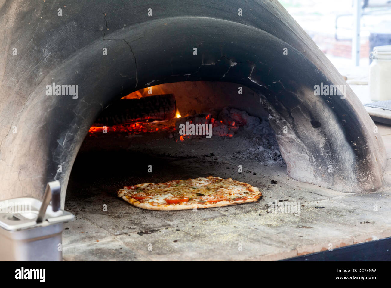 Domo de leña con horno para pizza pizza Fotografía de stock - Alamy