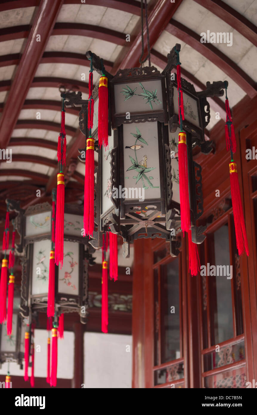 Linternas chinas Yu Garden / Jardín Yuyuan, Jardín Chino, situado junto al templo del dios de la ciudad, Casco antiguo de la ciudad de Shanghai, China Foto de stock