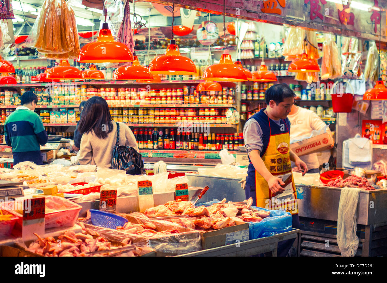 Gente y tenderetes de ropa en el Mercado Stanley, la Isla de Hong Kong,  China Fotografía de stock - Alamy