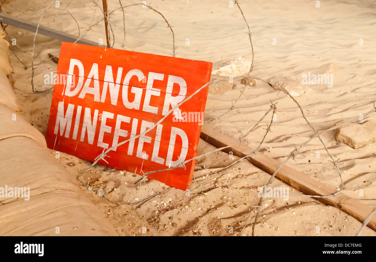 Peligro signo de campo minado en un paisaje del desierto. Foto de stock