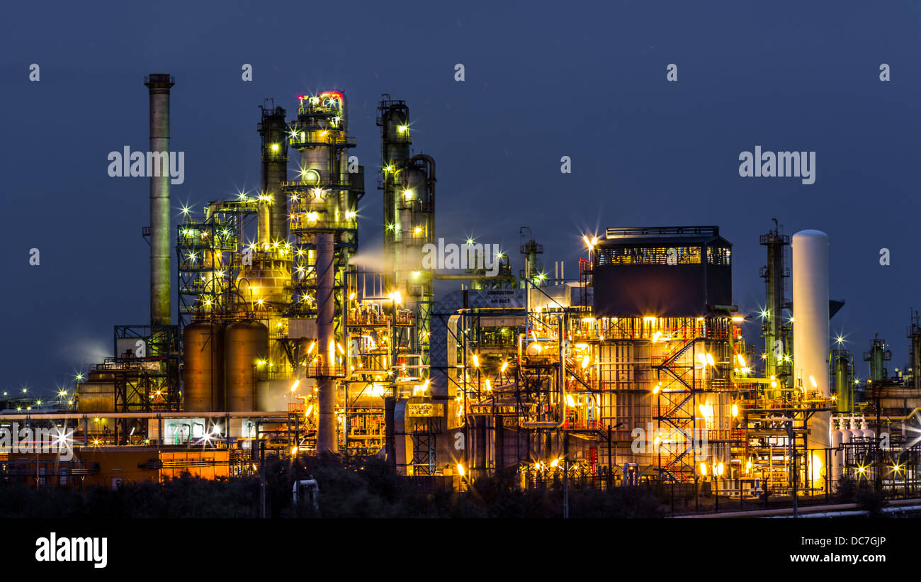 Primer plano de un iluminado de la refinería de petróleo y gas en la planta de noche Foto de stock